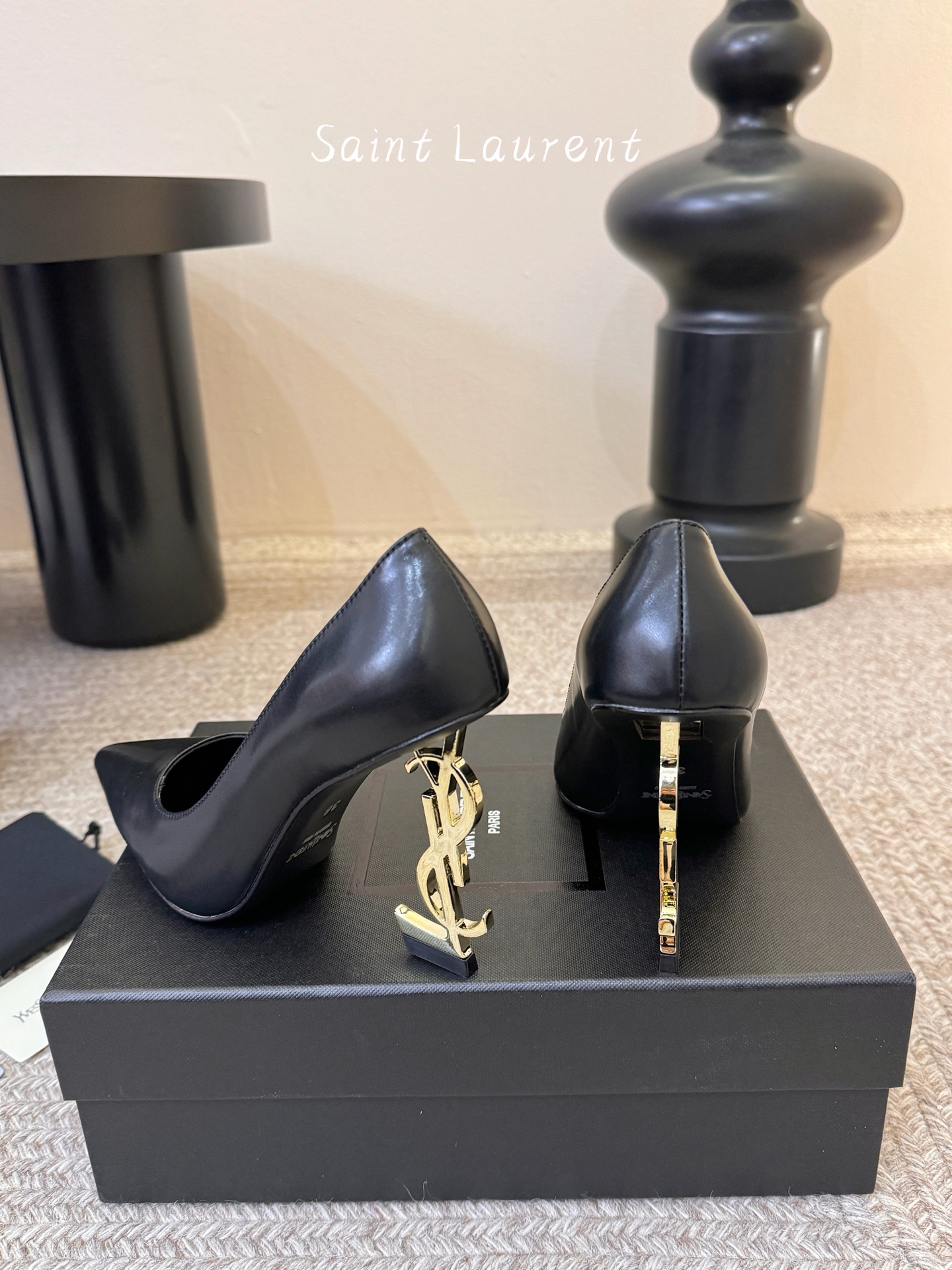 10.5cm YSL 圣罗兰时髦logo跟高跟鞋上新✔️✔️✔️唯有YSL最懂女人心！精致的鞋楦 原版开