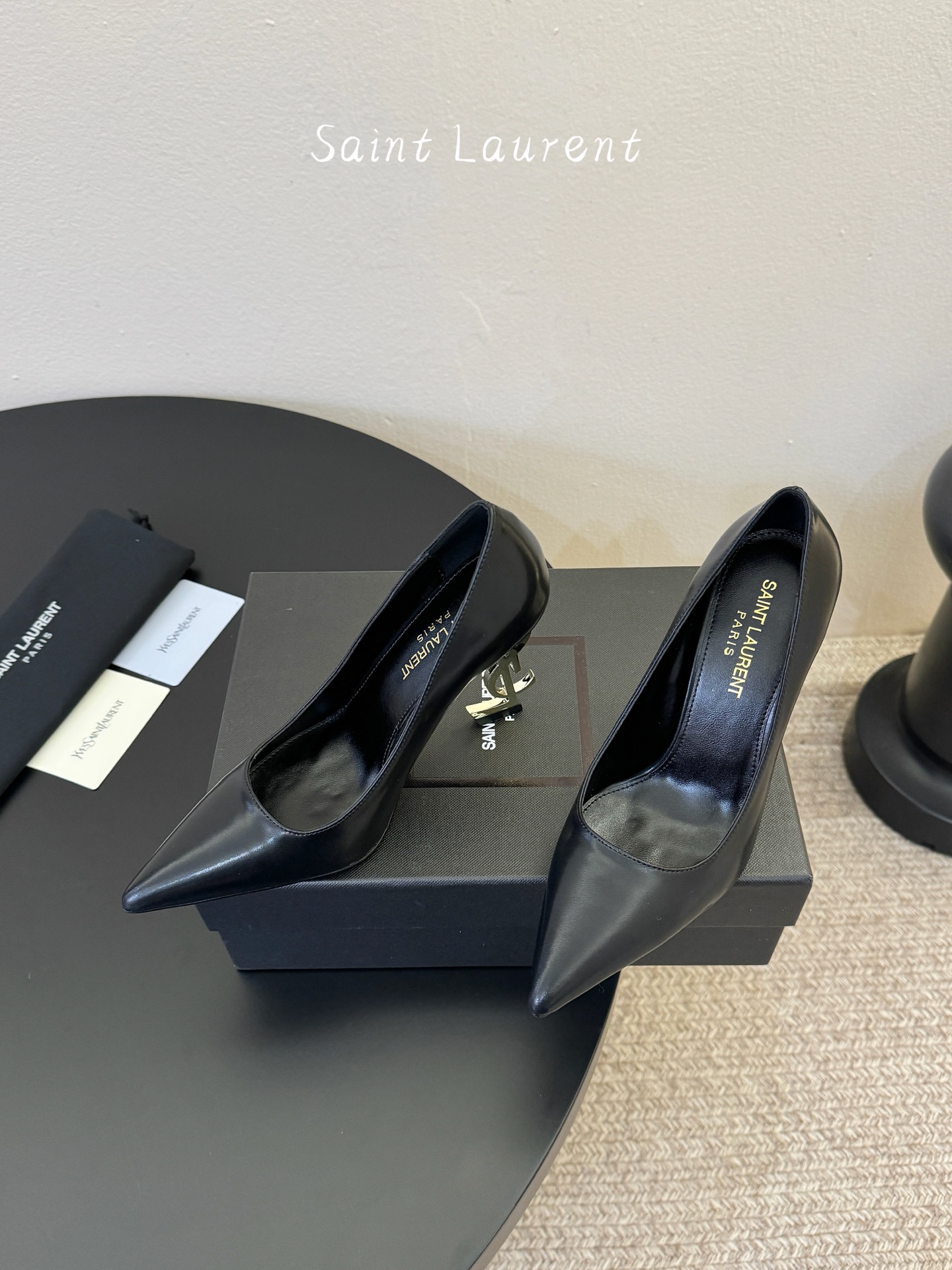 10.5cm YSL 圣罗兰时髦logo跟高跟鞋上新✔️✔️✔️唯有YSL最懂女人心！精致的鞋楦 原版开