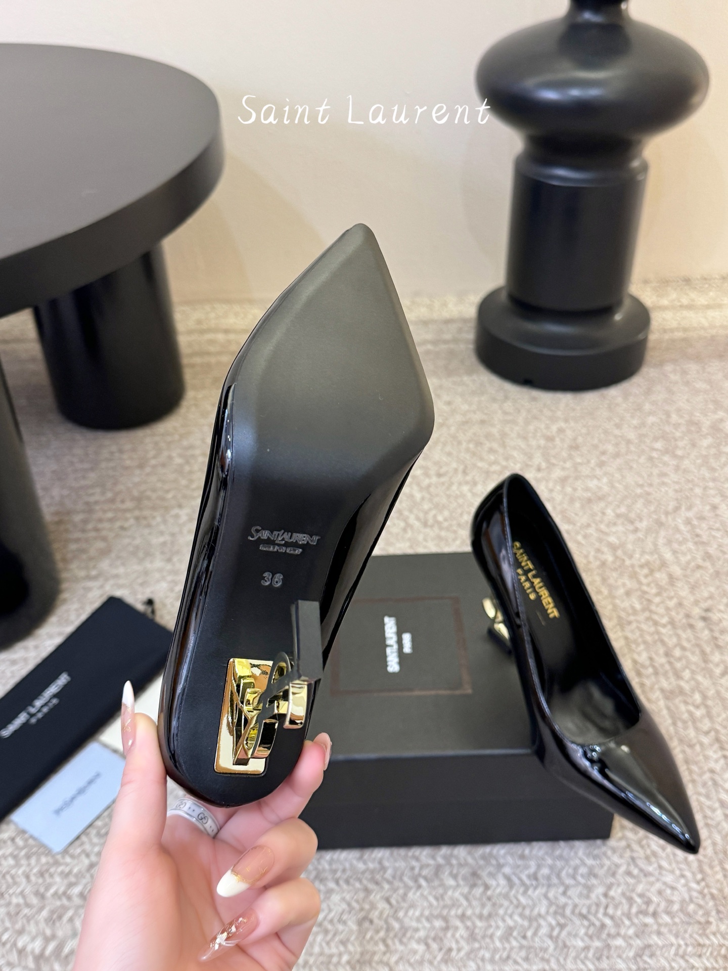 10.5cm YSL 圣罗兰时髦logo跟高跟鞋上新✔️✔️✔️唯有YSL最懂女人心！精致的鞋楦 原版开