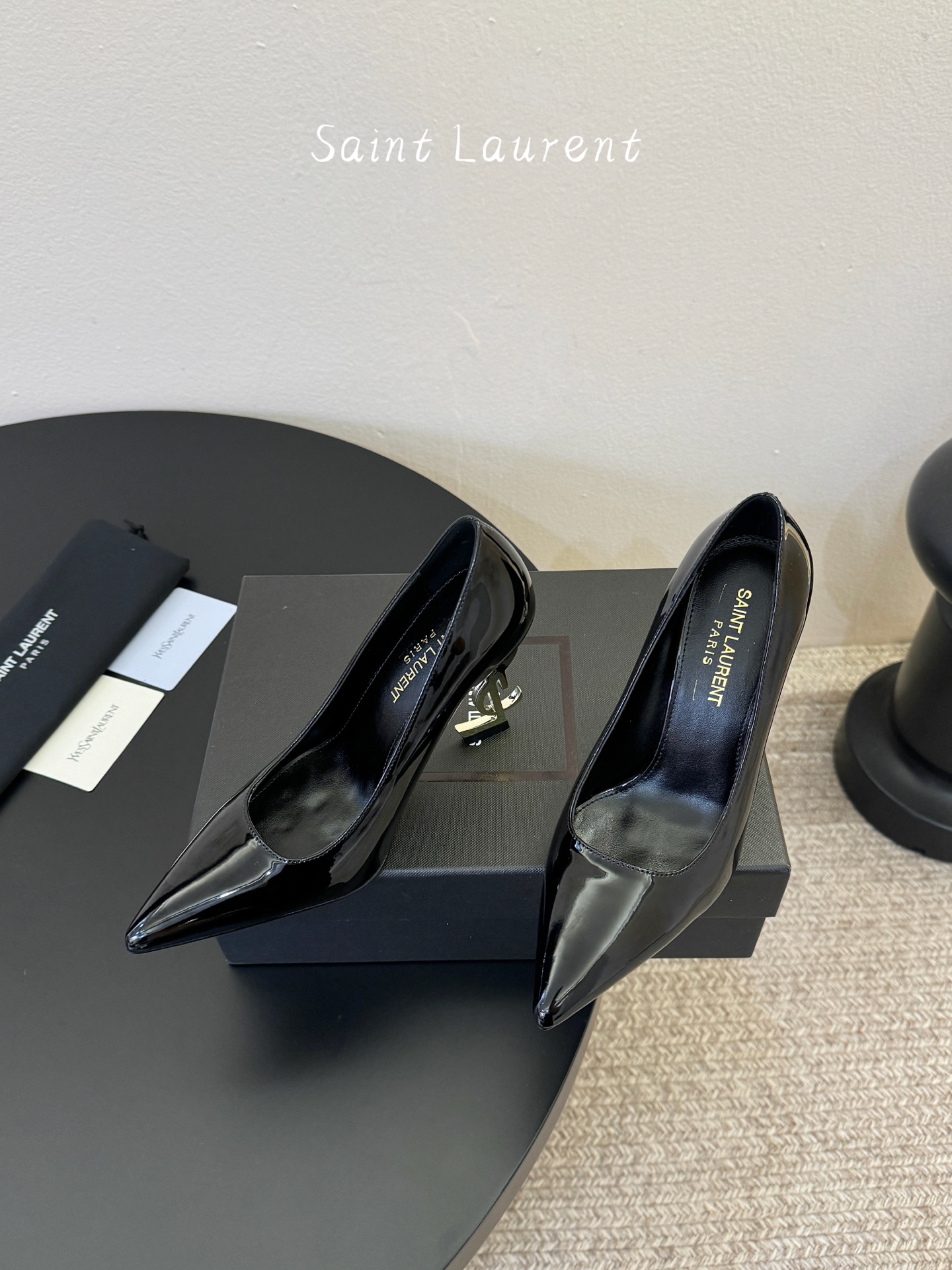 10.5cm YSL 圣罗兰时髦logo跟高跟鞋上新✔️✔️✔️唯有YSL最懂女人心！精致的鞋楦 原版开