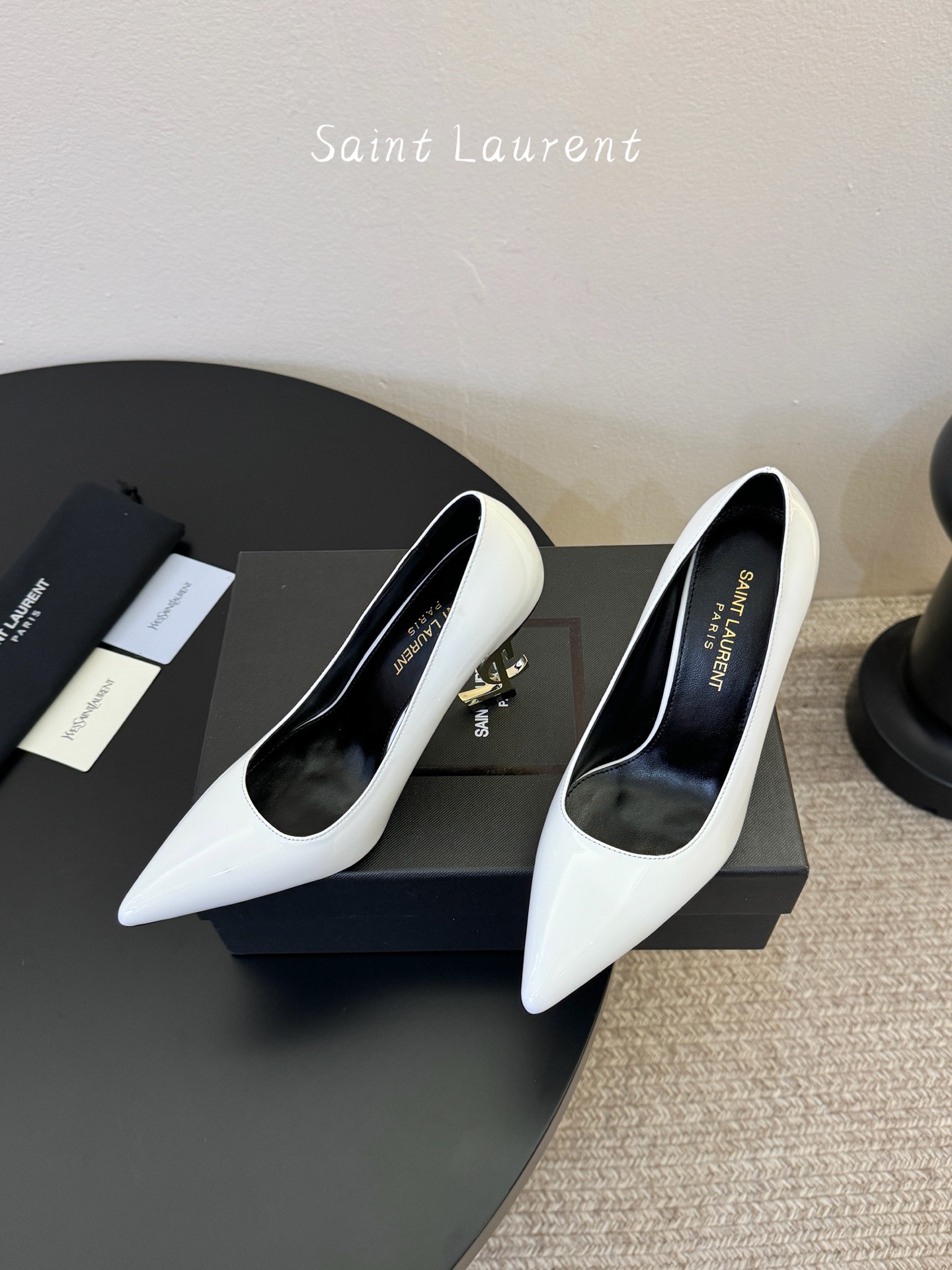 10.5cm YSL 圣罗兰时髦logo跟高跟鞋上新✔️✔️✔️唯有YSL最懂女人心！精致的鞋楦 原版开