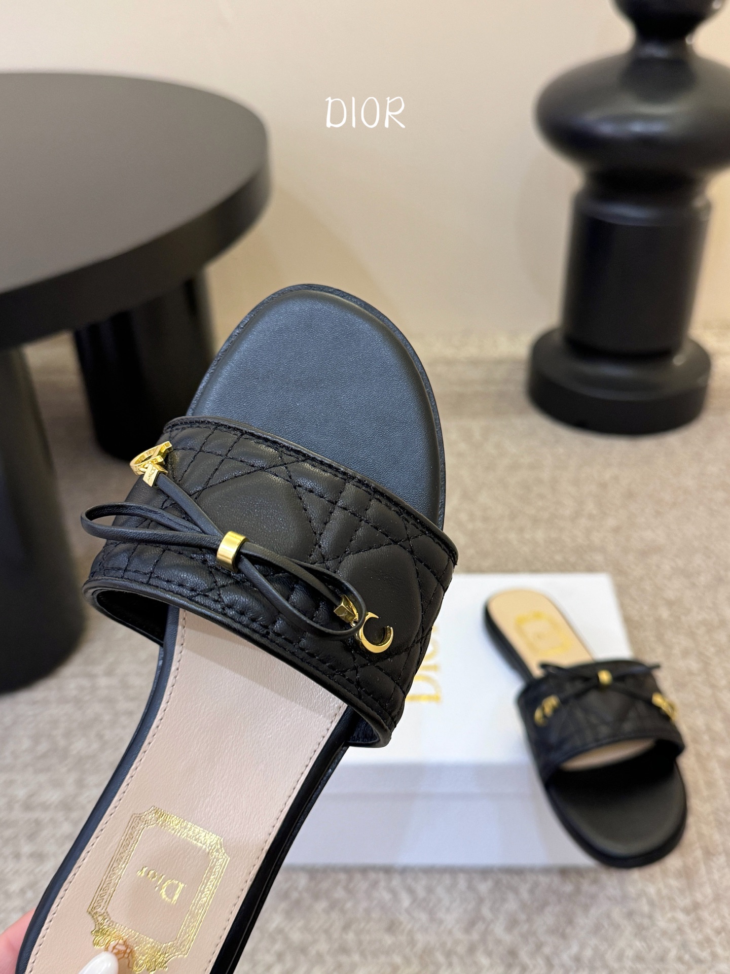 平底 Dior 迪奥·Cannage 藤格纹电绣CD蝴蝶结穆勒凉拖鞋精选细腻羊皮革打造绗缝鞋面，标志性菱