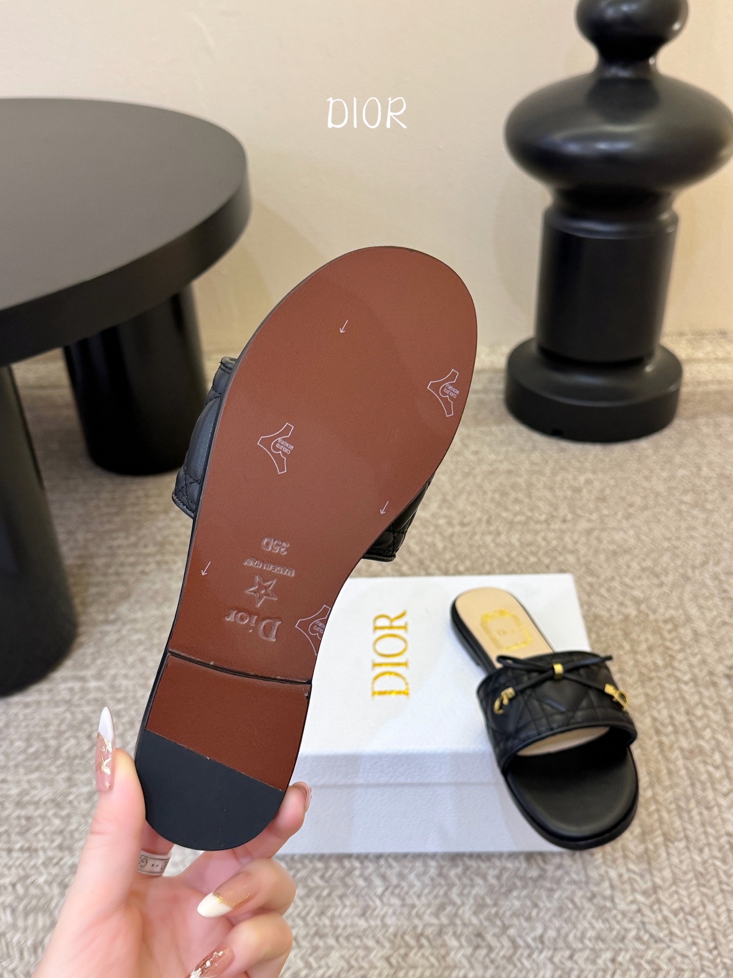 平底 Dior 迪奥·Cannage 藤格纹电绣CD蝴蝶结穆勒凉拖鞋精选细腻羊皮革打造绗缝鞋面，标志性菱