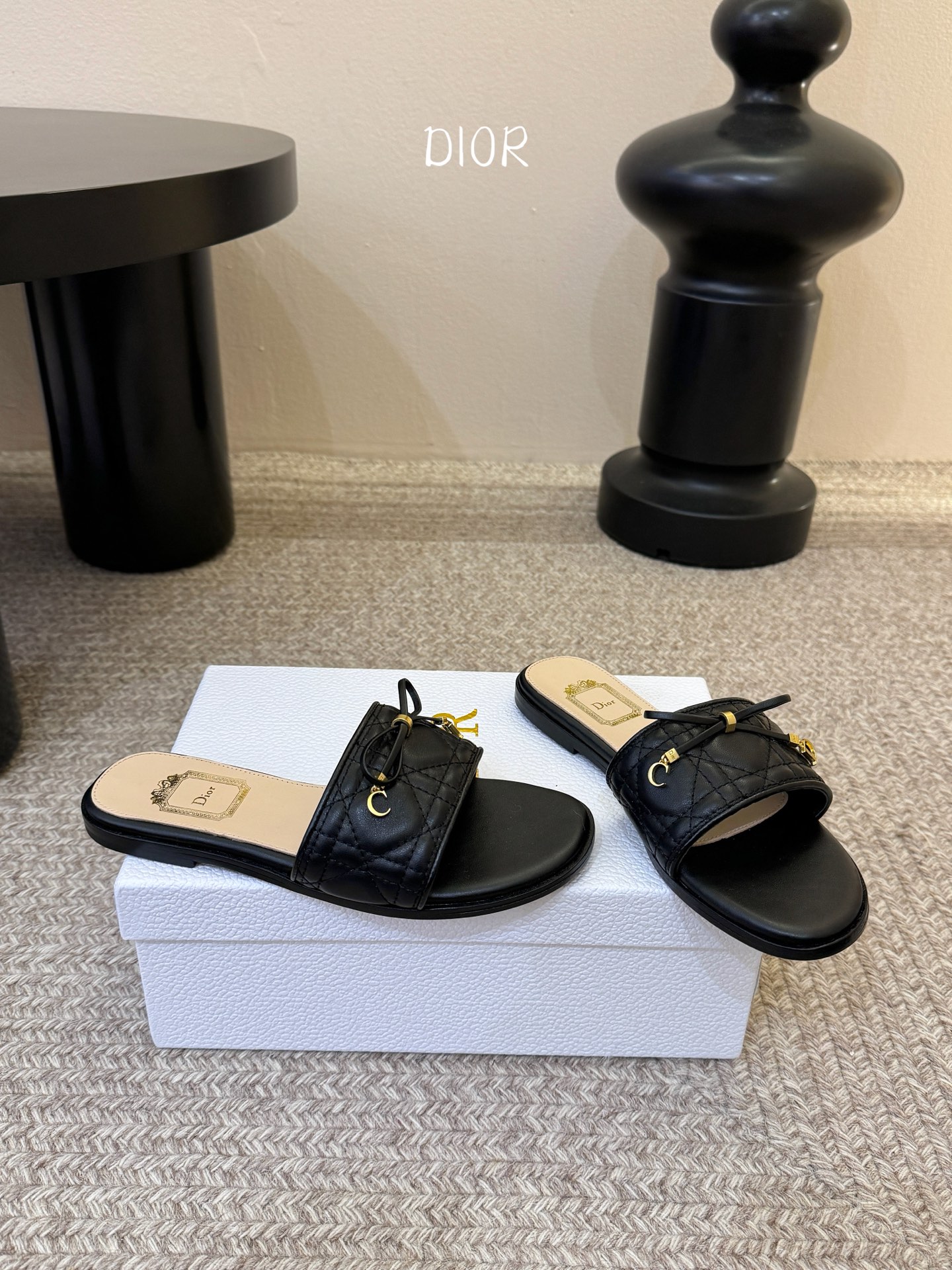 平底 Dior 迪奥·Cannage 藤格纹电绣CD蝴蝶结穆勒凉拖鞋精选细腻羊皮革打造绗缝鞋面，标志性菱