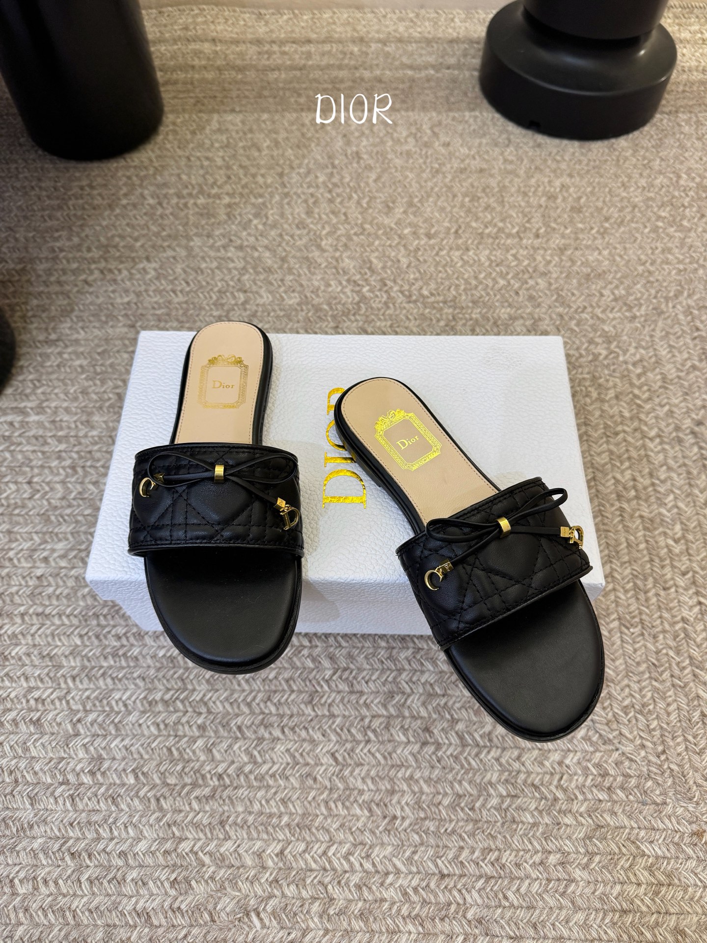 平底 Dior 迪奥·Cannage 藤格纹电绣CD蝴蝶结穆勒凉拖鞋精选细腻羊皮革打造绗缝鞋面，标志性菱