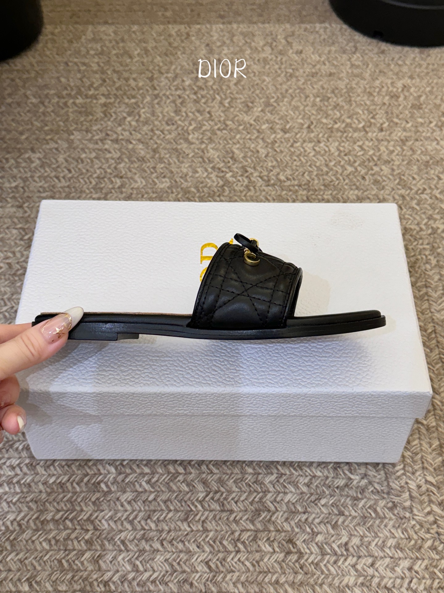 平底 Dior 迪奥·Cannage 藤格纹电绣CD蝴蝶结穆勒凉拖鞋精选细腻羊皮革打造绗缝鞋面，标志性菱