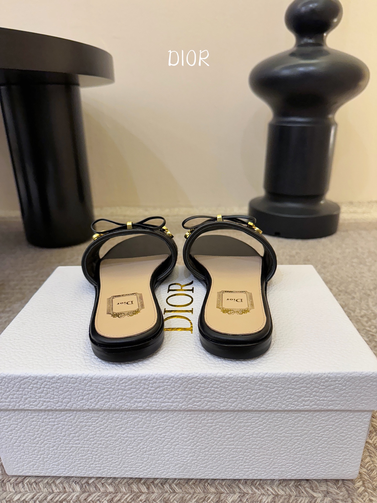 平底 Dior 迪奥·Cannage 藤格纹电绣CD蝴蝶结穆勒凉拖鞋精选细腻羊皮革打造绗缝鞋面，标志性菱