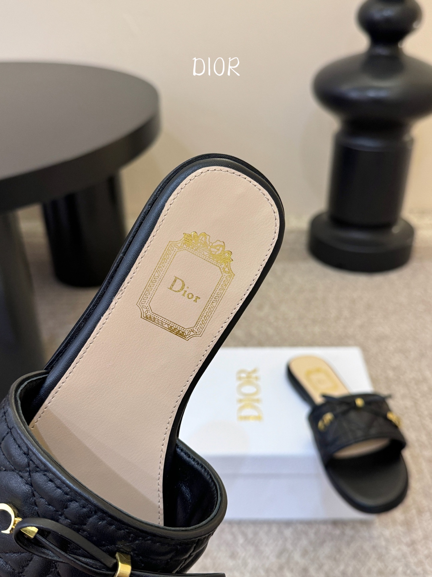 平底 Dior 迪奥·Cannage 藤格纹电绣CD蝴蝶结穆勒凉拖鞋精选细腻羊皮革打造绗缝鞋面，标志性菱