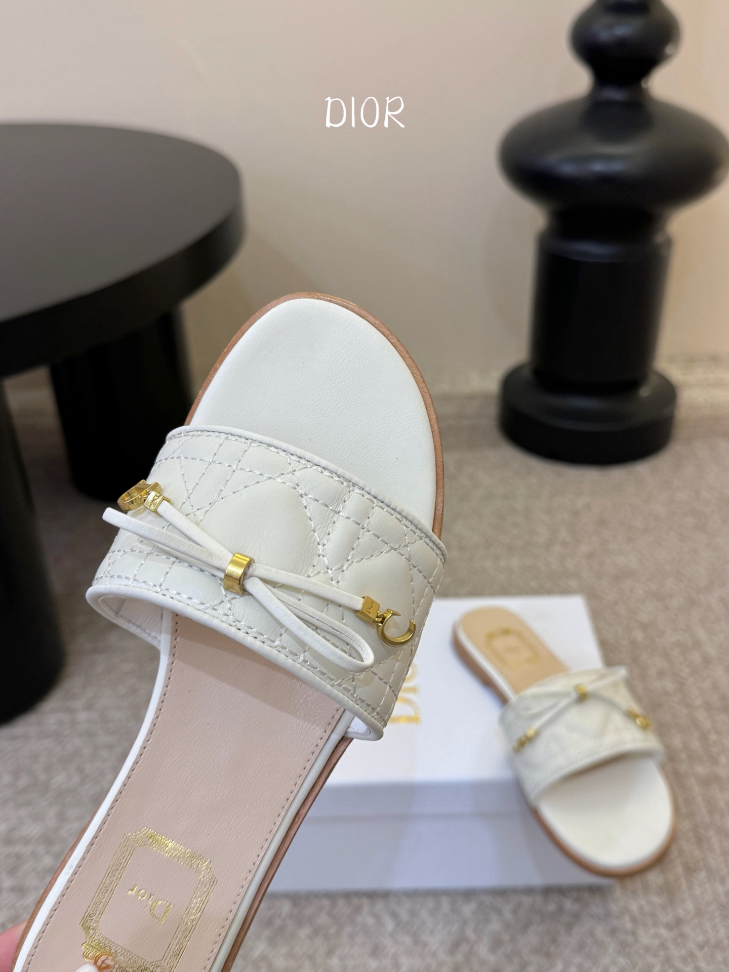 平底 Dior 迪奥·Cannage 藤格纹电绣CD蝴蝶结穆勒凉拖鞋精选细腻羊皮革打造绗缝鞋面，标志性菱