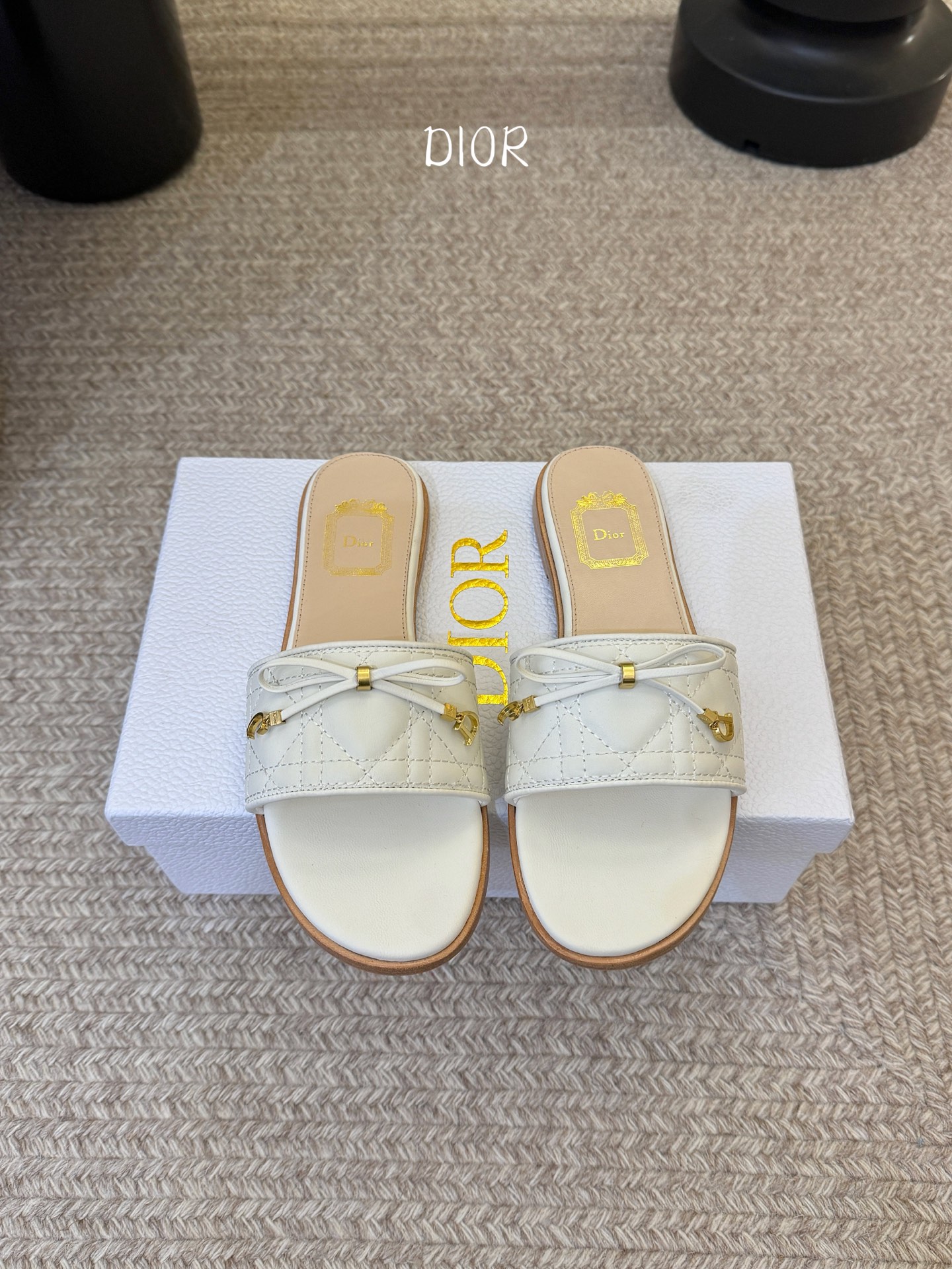 平底 Dior 迪奥·Cannage 藤格纹电绣CD蝴蝶结穆勒凉拖鞋精选细腻羊皮革打造绗缝鞋面，标志性菱