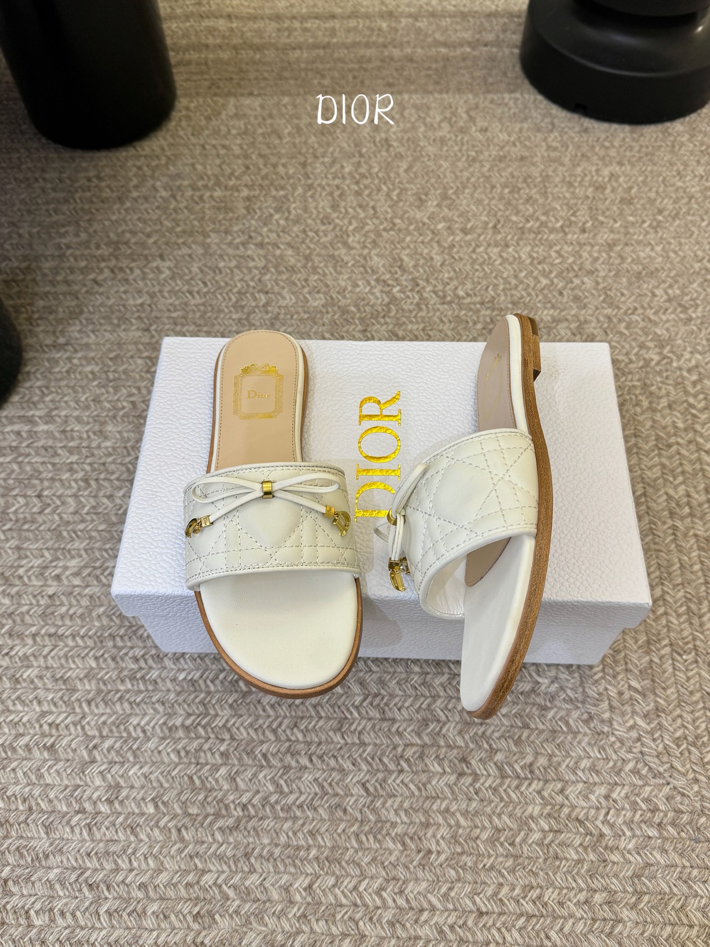 平底 Dior 迪奥·Cannage 藤格纹电绣CD蝴蝶结穆勒凉拖鞋精选细腻羊皮革打造绗缝鞋面，标志性菱