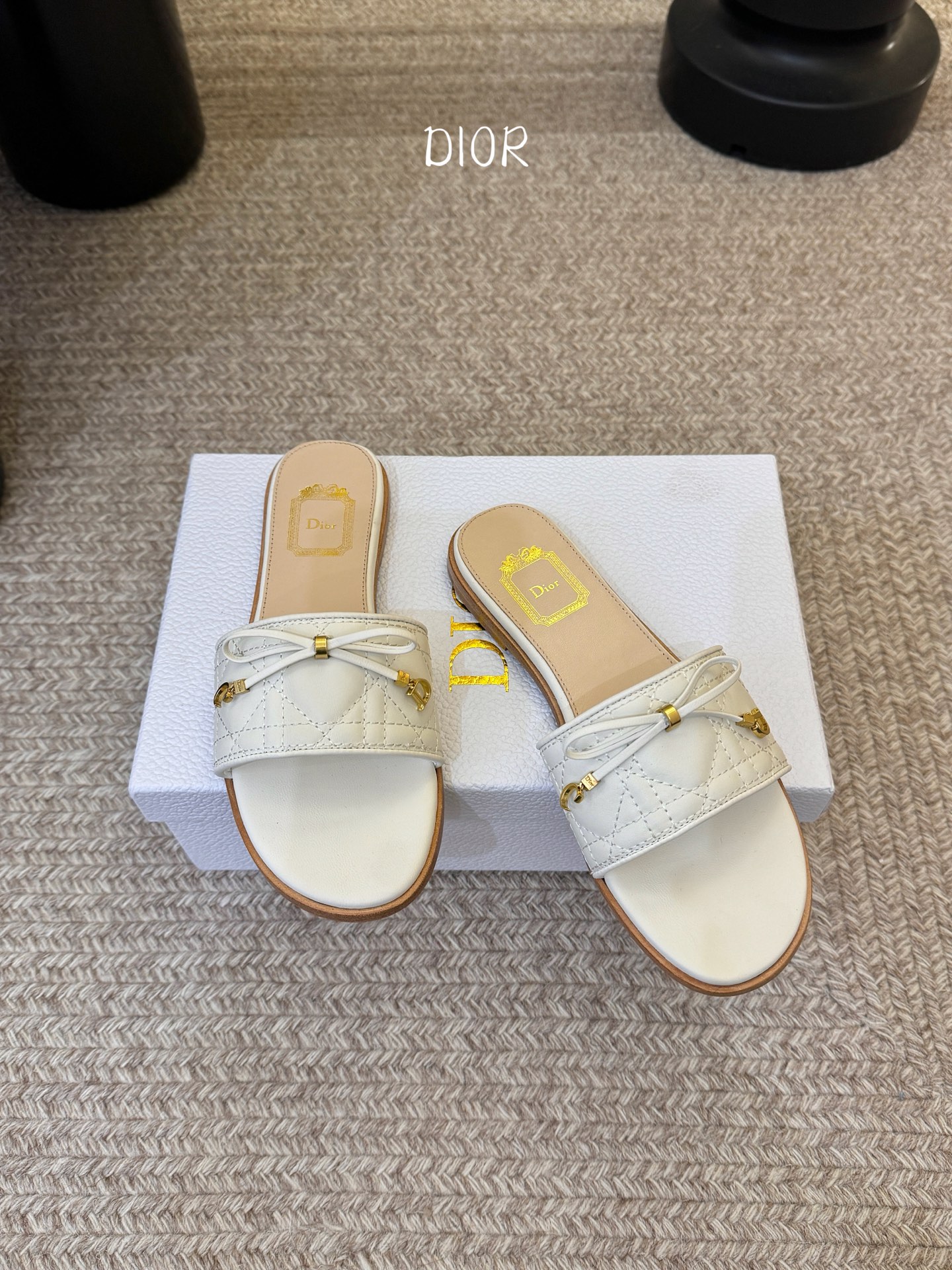 平底 Dior 迪奥·Cannage 藤格纹电绣CD蝴蝶结穆勒凉拖鞋精选细腻羊皮革打造绗缝鞋面，标志性菱