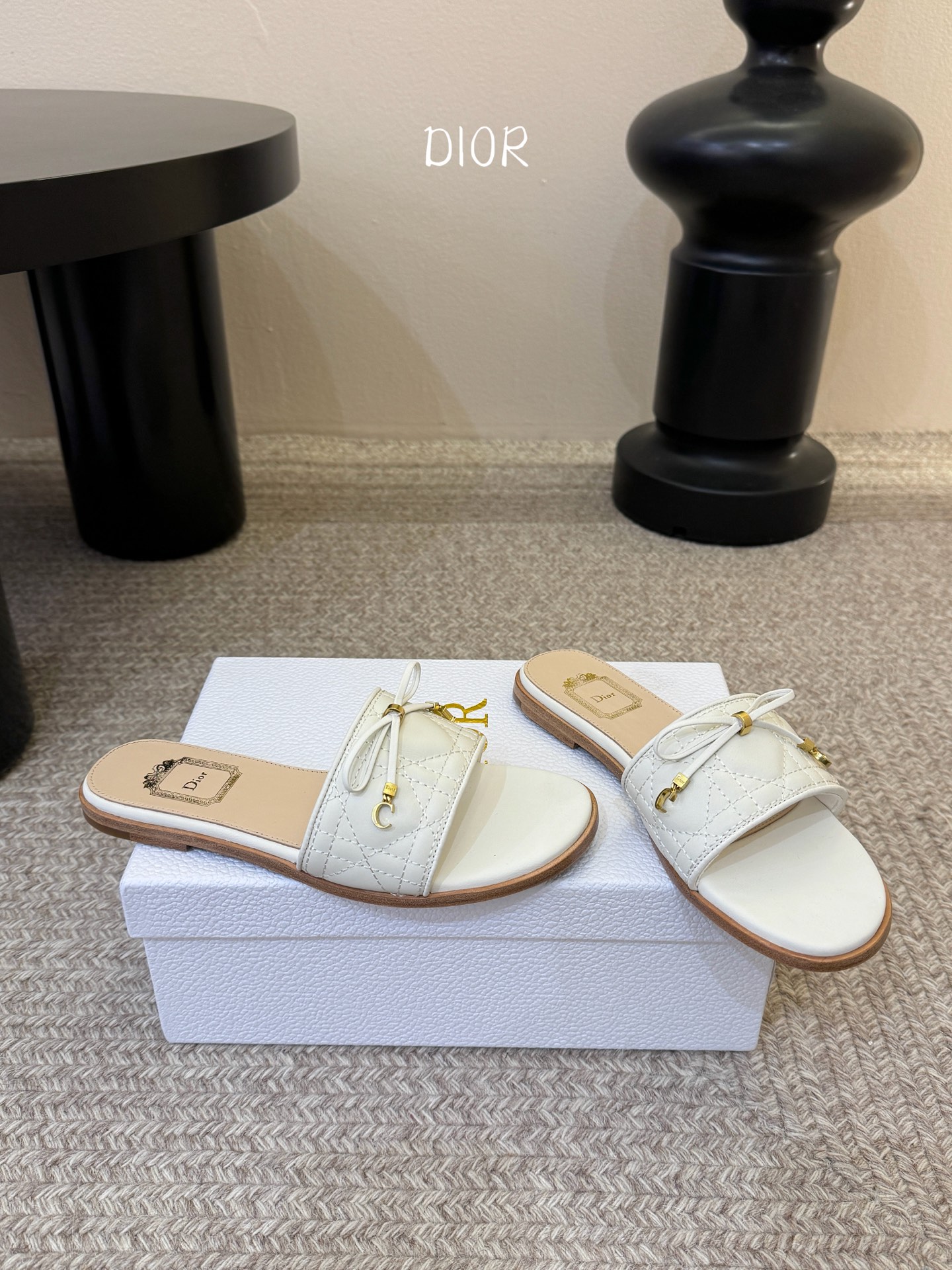 平底 Dior 迪奥·Cannage 藤格纹电绣CD蝴蝶结穆勒凉拖鞋精选细腻羊皮革打造绗缝鞋面，标志性菱