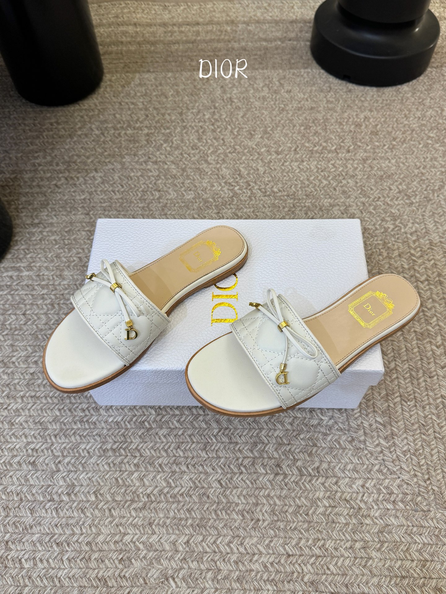 平底 Dior 迪奥·Cannage 藤格纹电绣CD蝴蝶结穆勒凉拖鞋精选细腻羊皮革打造绗缝鞋面，标志性菱