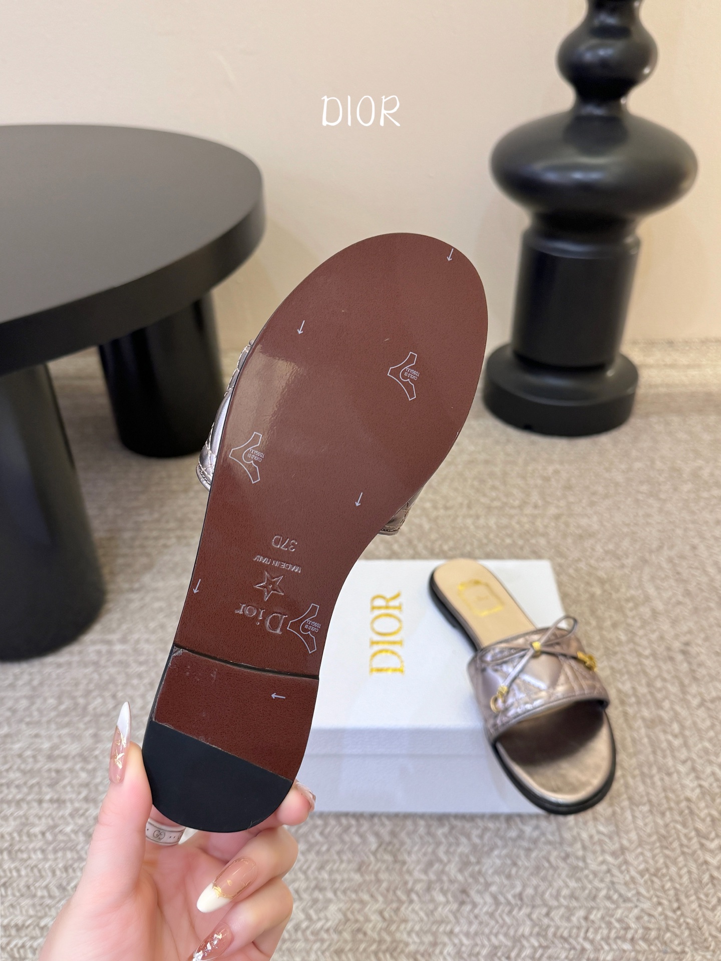 平底 Dior 迪奥·Cannage 藤格纹电绣CD蝴蝶结穆勒凉拖鞋精选细腻羊皮革打造绗缝鞋面，标志性菱