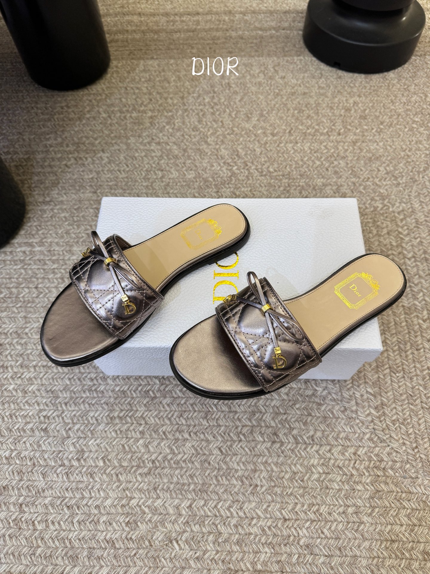 平底 Dior 迪奥·Cannage 藤格纹电绣CD蝴蝶结穆勒凉拖鞋精选细腻羊皮革打造绗缝鞋面，标志性菱