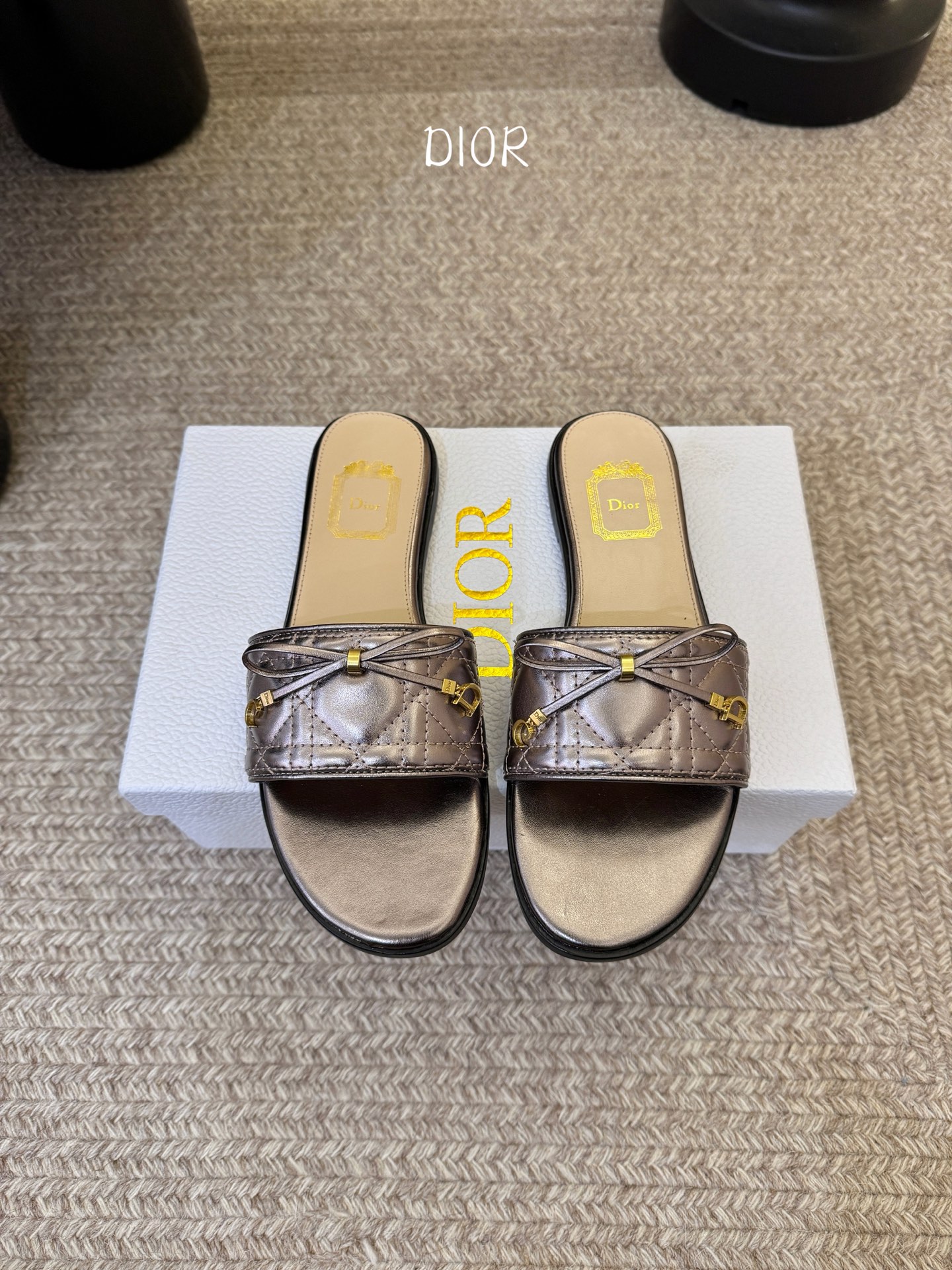 平底 Dior 迪奥·Cannage 藤格纹电绣CD蝴蝶结穆勒凉拖鞋精选细腻羊皮革打造绗缝鞋面，标志性菱