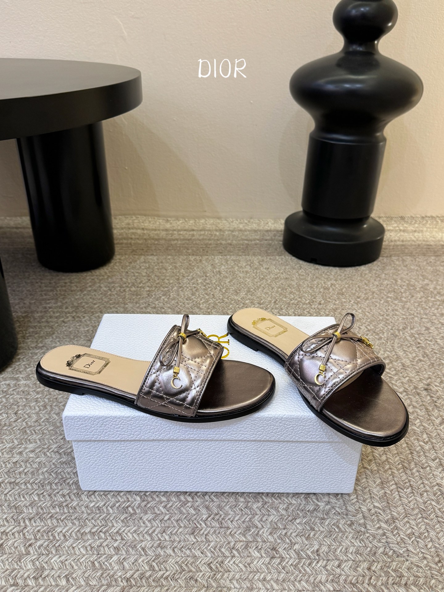 平底 Dior 迪奥·Cannage 藤格纹电绣CD蝴蝶结穆勒凉拖鞋精选细腻羊皮革打造绗缝鞋面，标志性菱