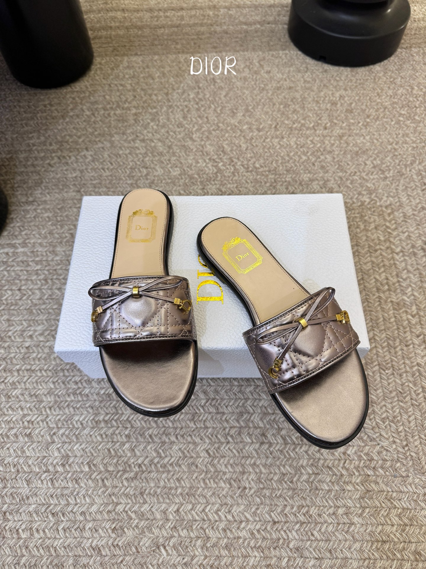 平底 Dior 迪奥·Cannage 藤格纹电绣CD蝴蝶结穆勒凉拖鞋精选细腻羊皮革打造绗缝鞋面，标志性菱