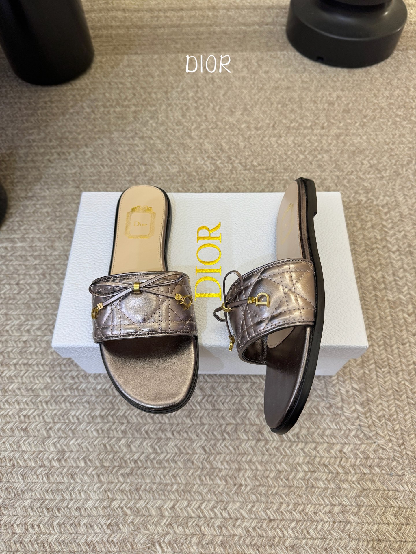 平底 Dior 迪奥·Cannage 藤格纹电绣CD蝴蝶结穆勒凉拖鞋精选细腻羊皮革打造绗缝鞋面，标志性菱