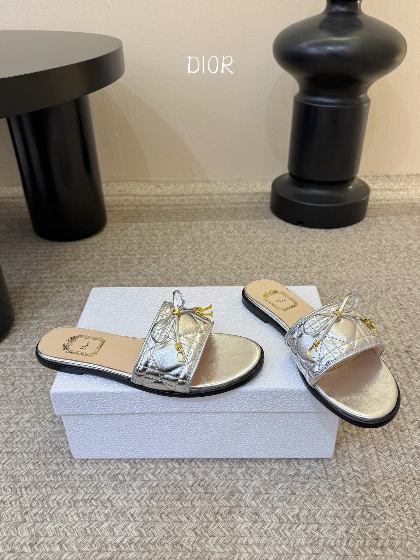 平底 Dior 迪奥·Cannage 藤格纹电绣CD蝴蝶结穆勒凉拖鞋精选细腻羊皮革打造绗缝鞋面，标志性菱