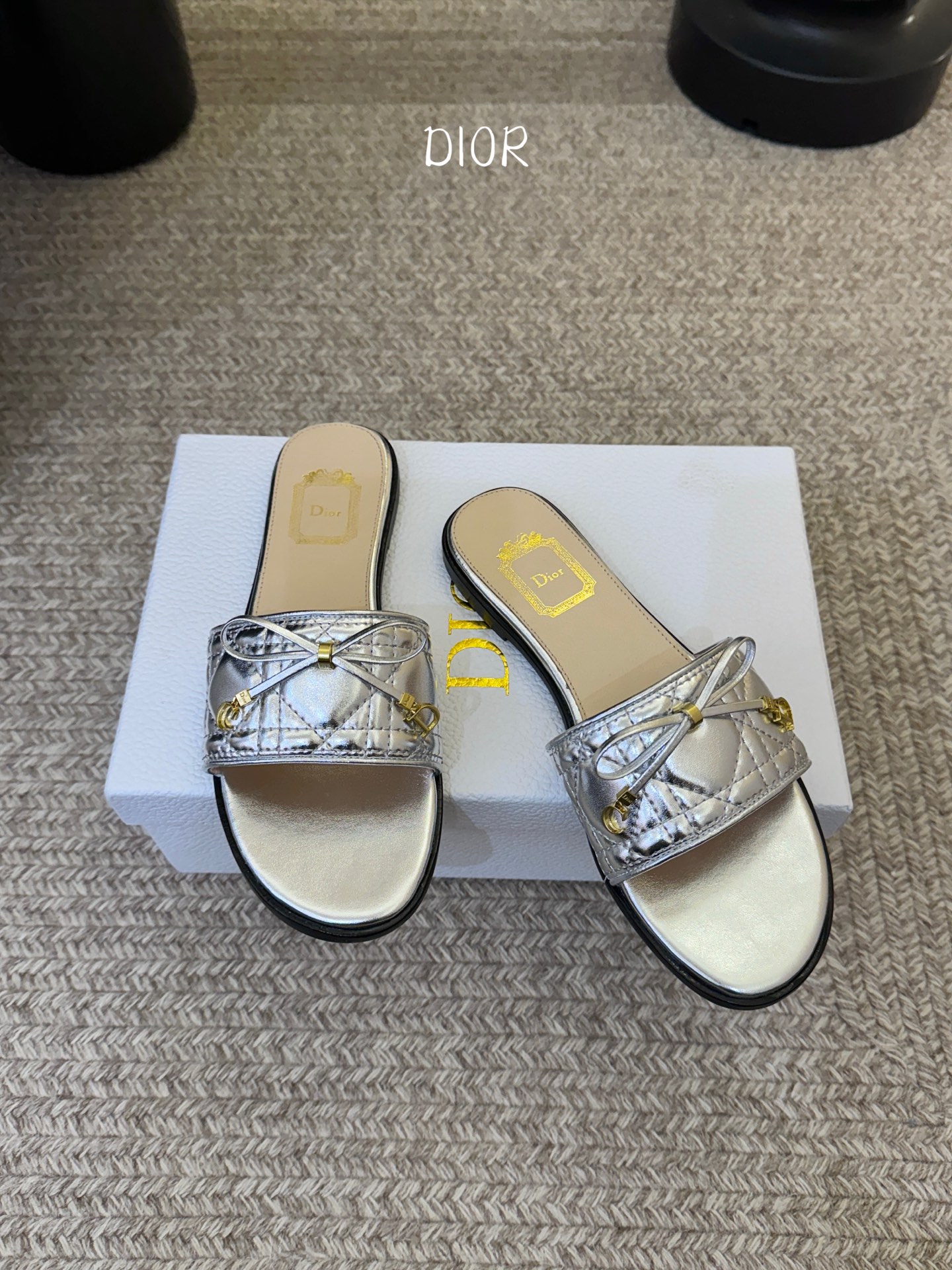 平底 Dior 迪奥·Cannage 藤格纹电绣CD蝴蝶结穆勒凉拖鞋精选细腻羊皮革打造绗缝鞋面，标志性菱