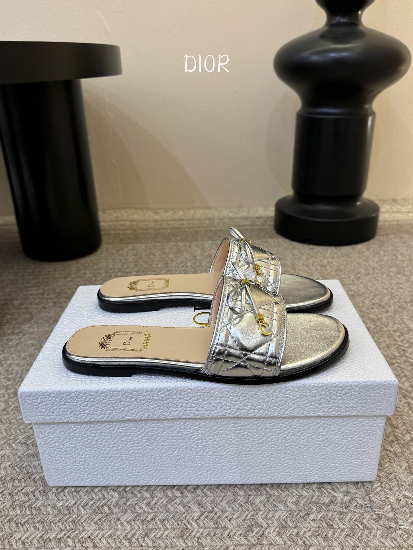 平底 Dior 迪奥·Cannage 藤格纹电绣CD蝴蝶结穆勒凉拖鞋精选细腻羊皮革打造绗缝鞋面，标志性菱