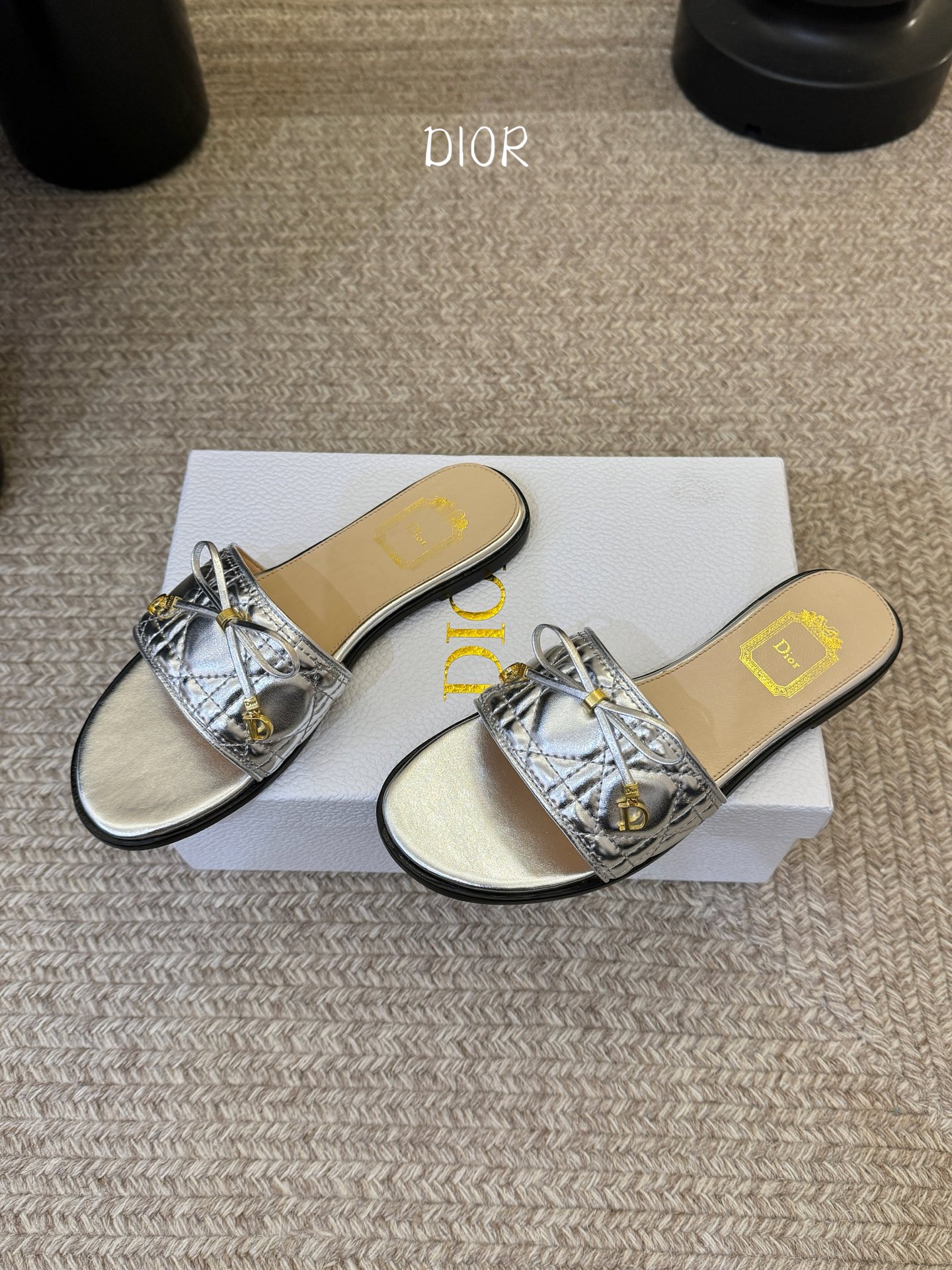 平底 Dior 迪奥·Cannage 藤格纹电绣CD蝴蝶结穆勒凉拖鞋精选细腻羊皮革打造绗缝鞋面，标志性菱