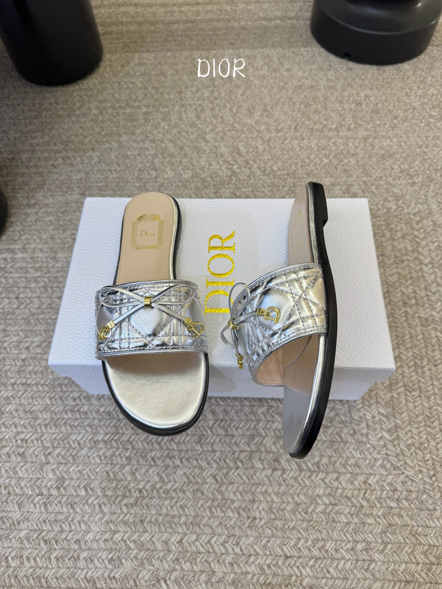 平底 Dior 迪奥·Cannage 藤格纹电绣CD蝴蝶结穆勒凉拖鞋精选细腻羊皮革打造绗缝鞋面，标志性菱