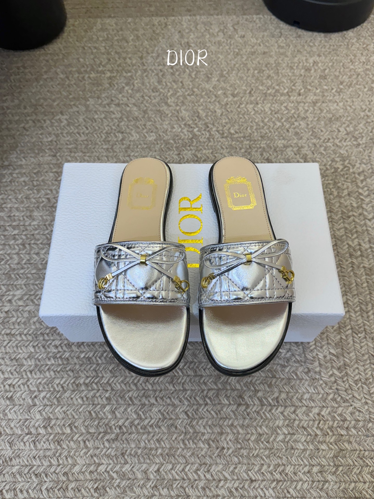 平底 Dior 迪奥·Cannage 藤格纹电绣CD蝴蝶结穆勒凉拖鞋精选细腻羊皮革打造绗缝鞋面，标志性菱