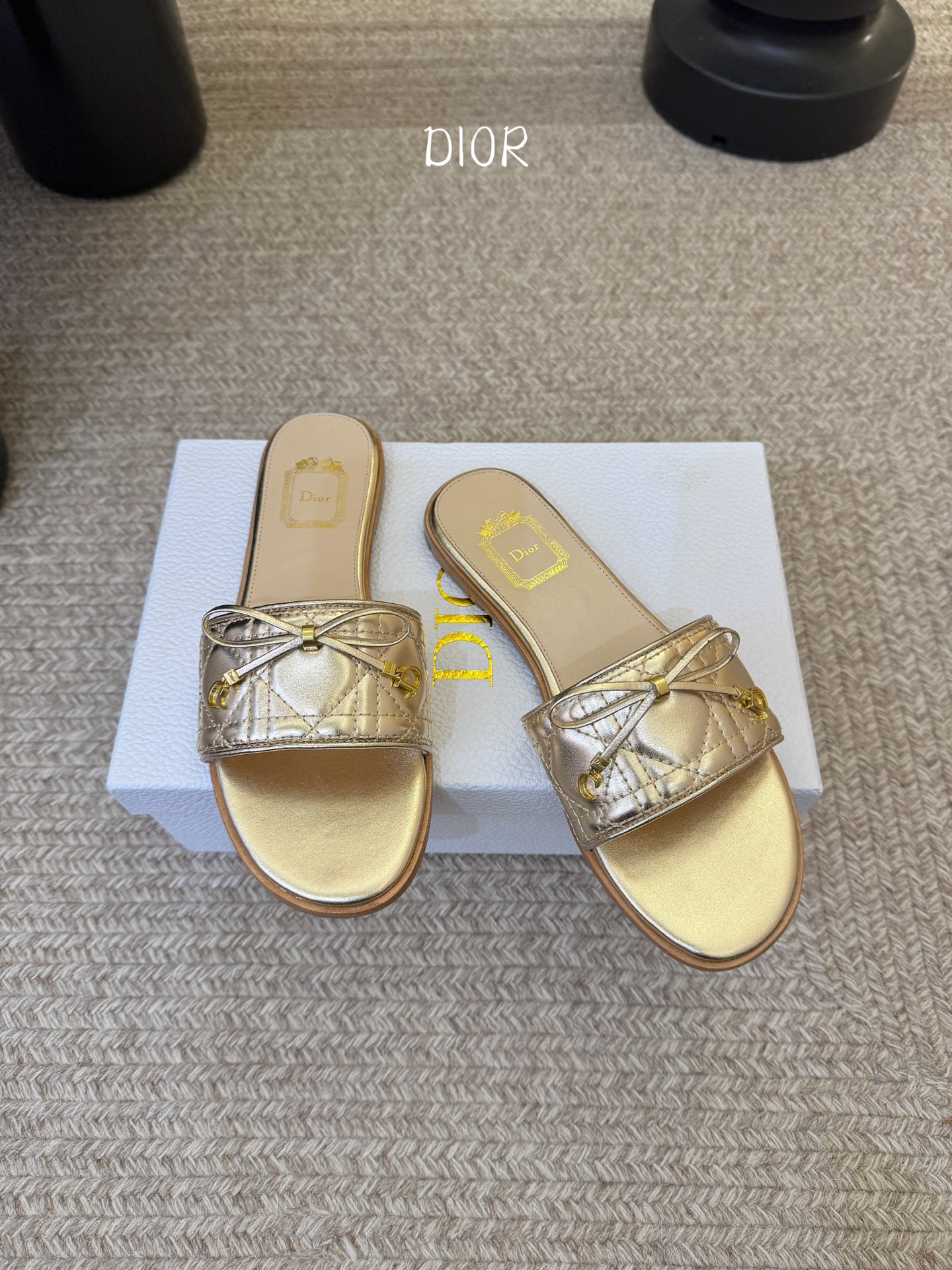 平底 Dior 迪奥·Cannage 藤格纹电绣CD蝴蝶结穆勒凉拖鞋精选细腻羊皮革打造绗缝鞋面，标志性菱