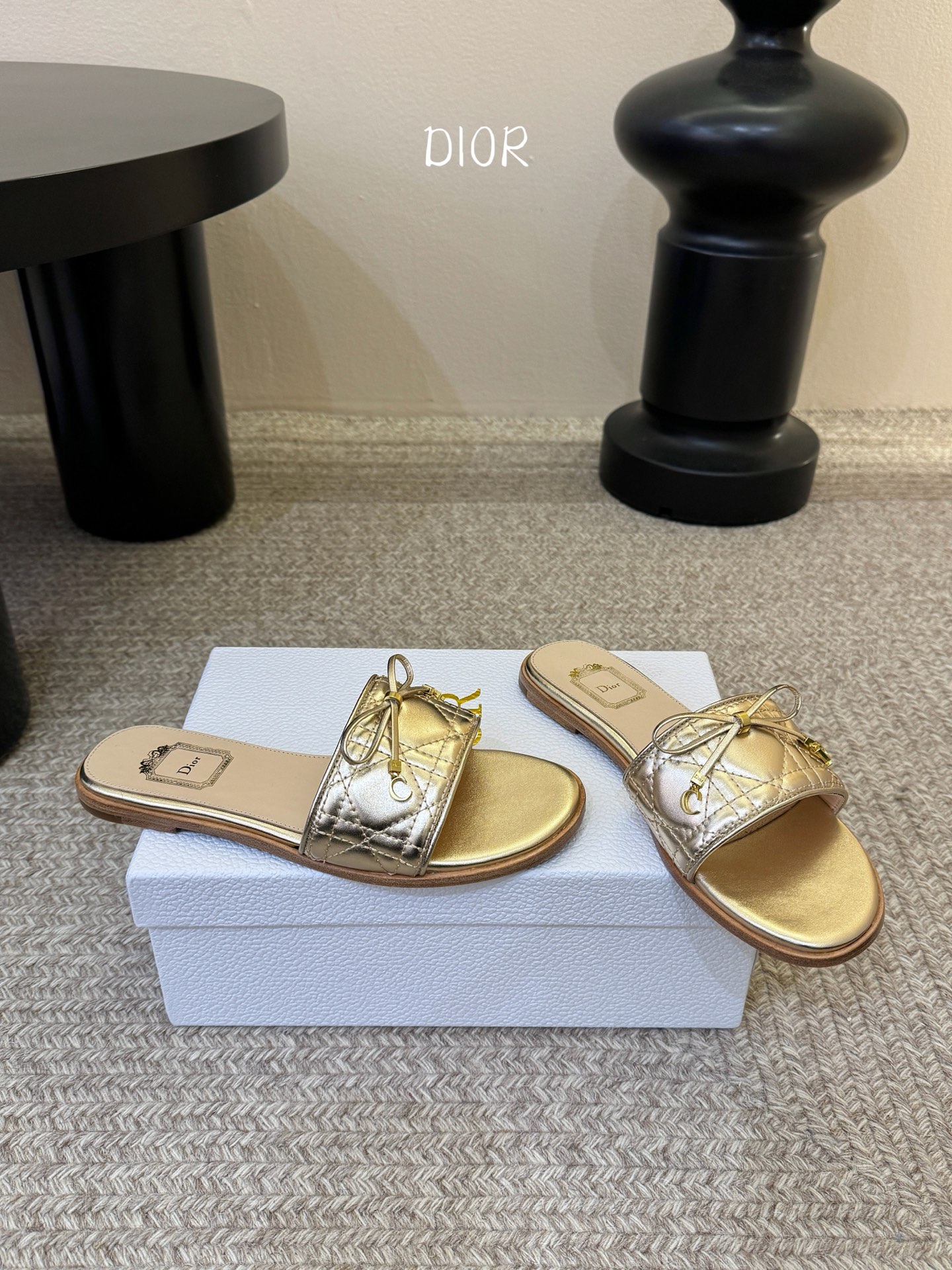 平底 Dior 迪奥·Cannage 藤格纹电绣CD蝴蝶结穆勒凉拖鞋精选细腻羊皮革打造绗缝鞋面，标志性菱