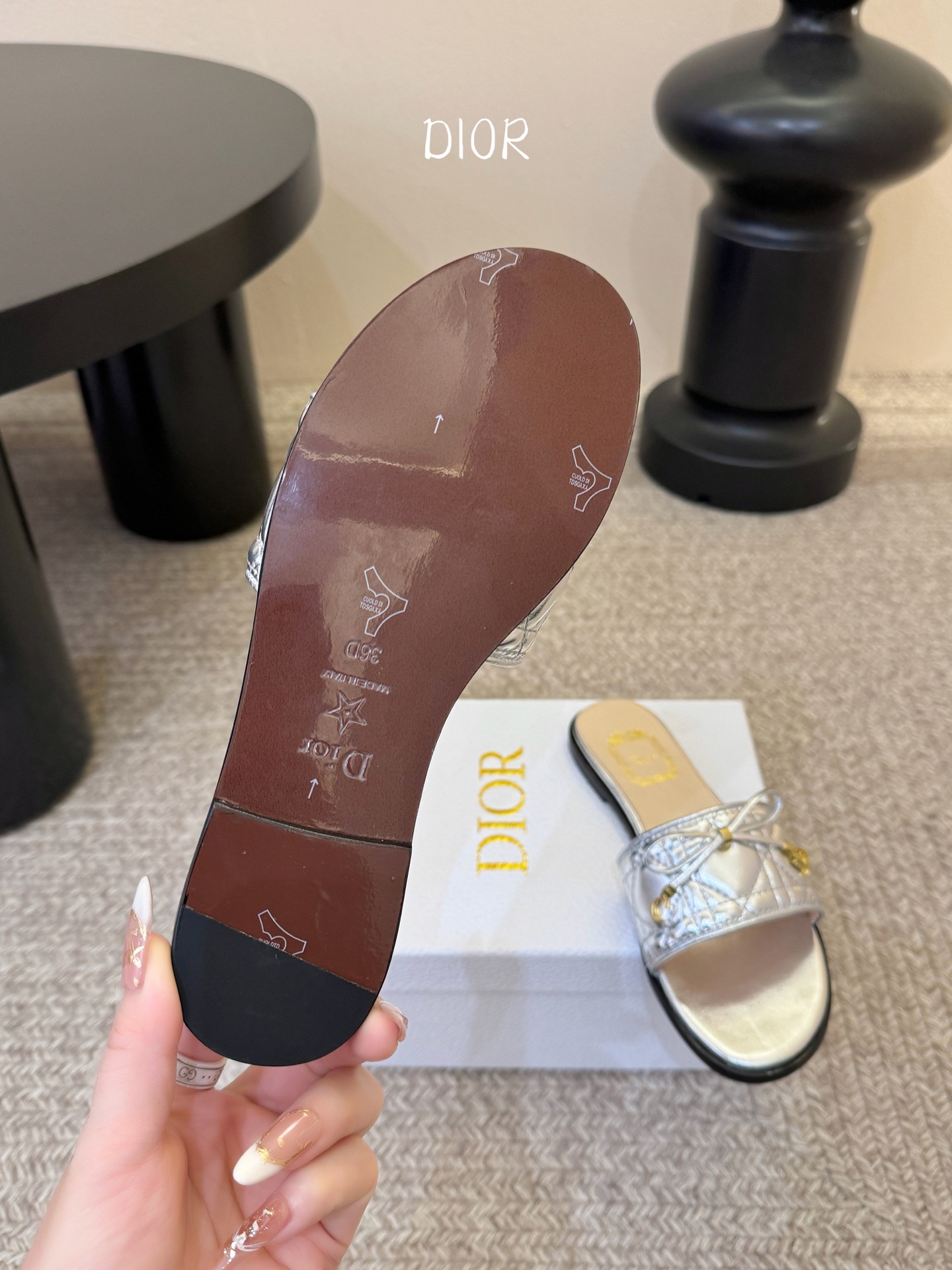 平底 Dior 迪奥·Cannage 藤格纹电绣CD蝴蝶结穆勒凉拖鞋精选细腻羊皮革打造绗缝鞋面，标志性菱