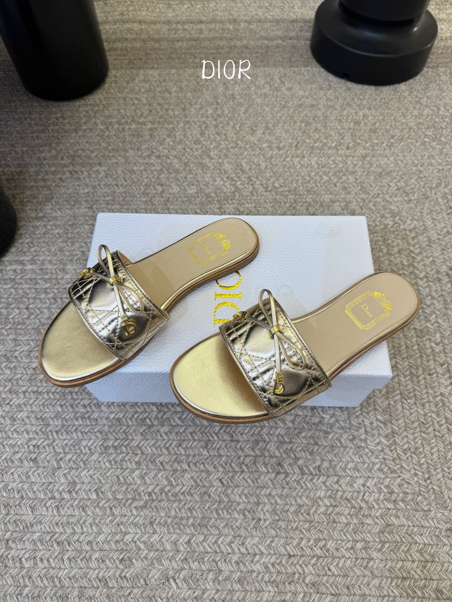 平底 Dior 迪奥·Cannage 藤格纹电绣CD蝴蝶结穆勒凉拖鞋精选细腻羊皮革打造绗缝鞋面，标志性菱