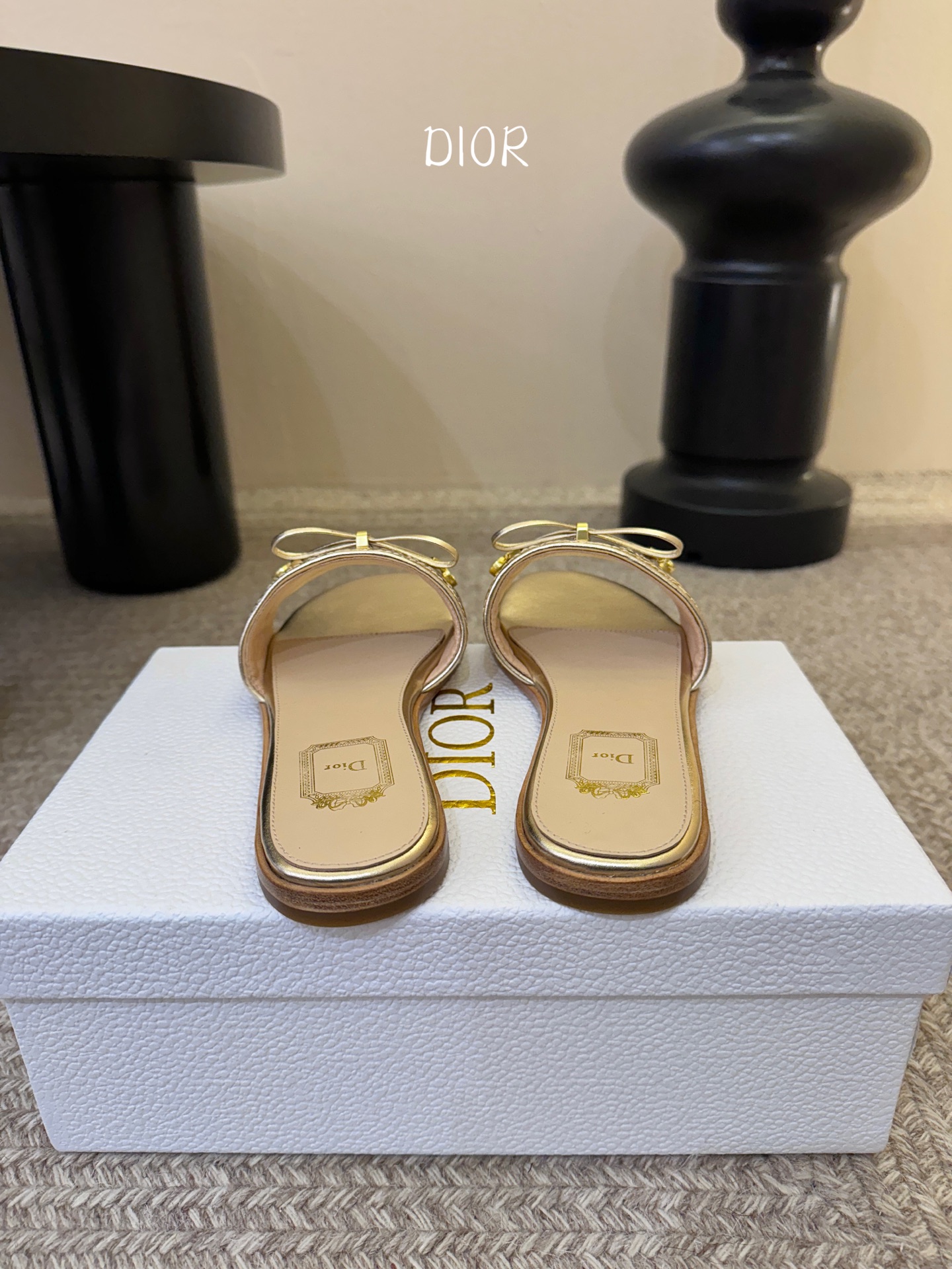 平底 Dior 迪奥·Cannage 藤格纹电绣CD蝴蝶结穆勒凉拖鞋精选细腻羊皮革打造绗缝鞋面，标志性菱