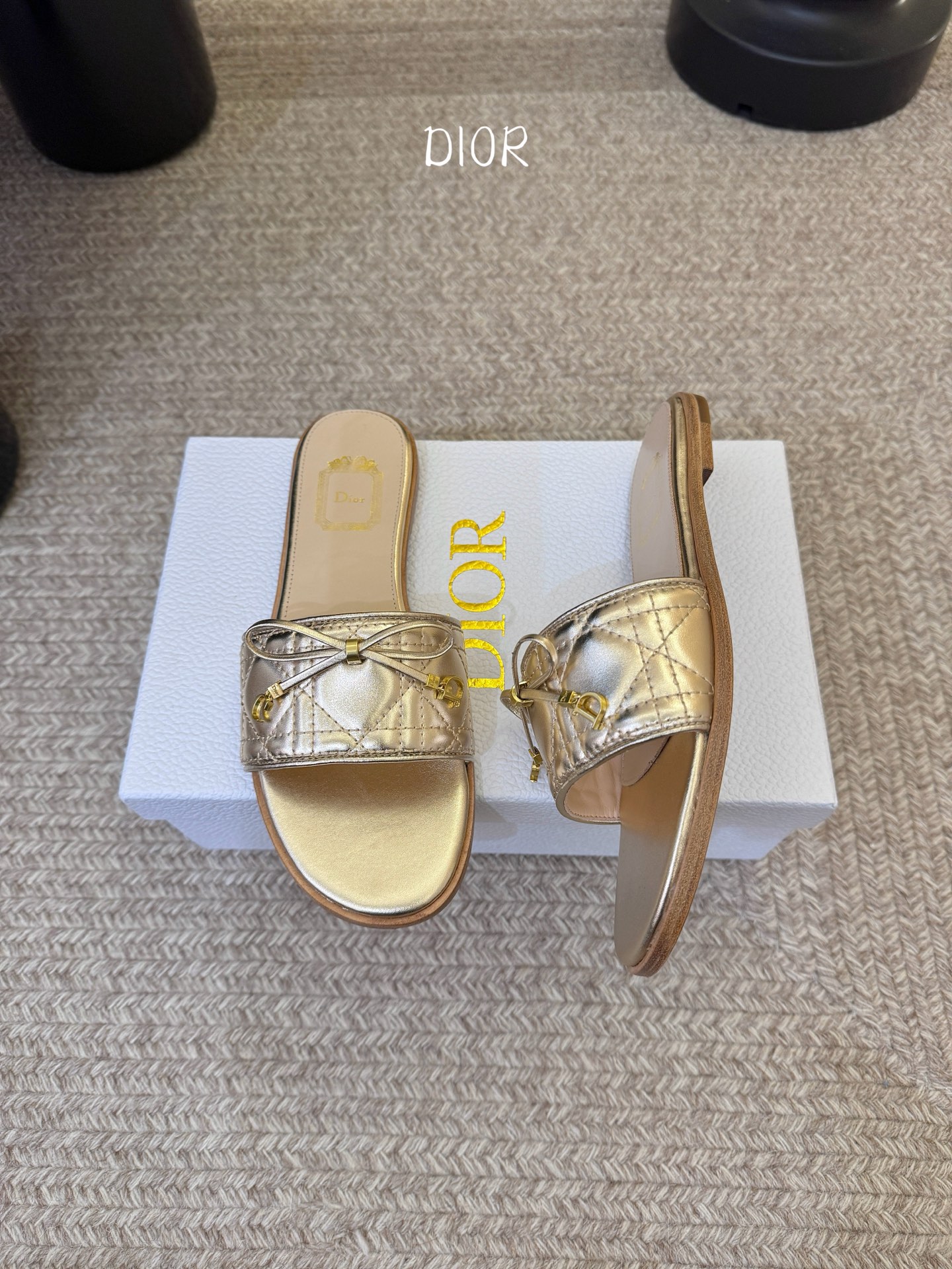 平底 Dior 迪奥·Cannage 藤格纹电绣CD蝴蝶结穆勒凉拖鞋精选细腻羊皮革打造绗缝鞋面，标志性菱