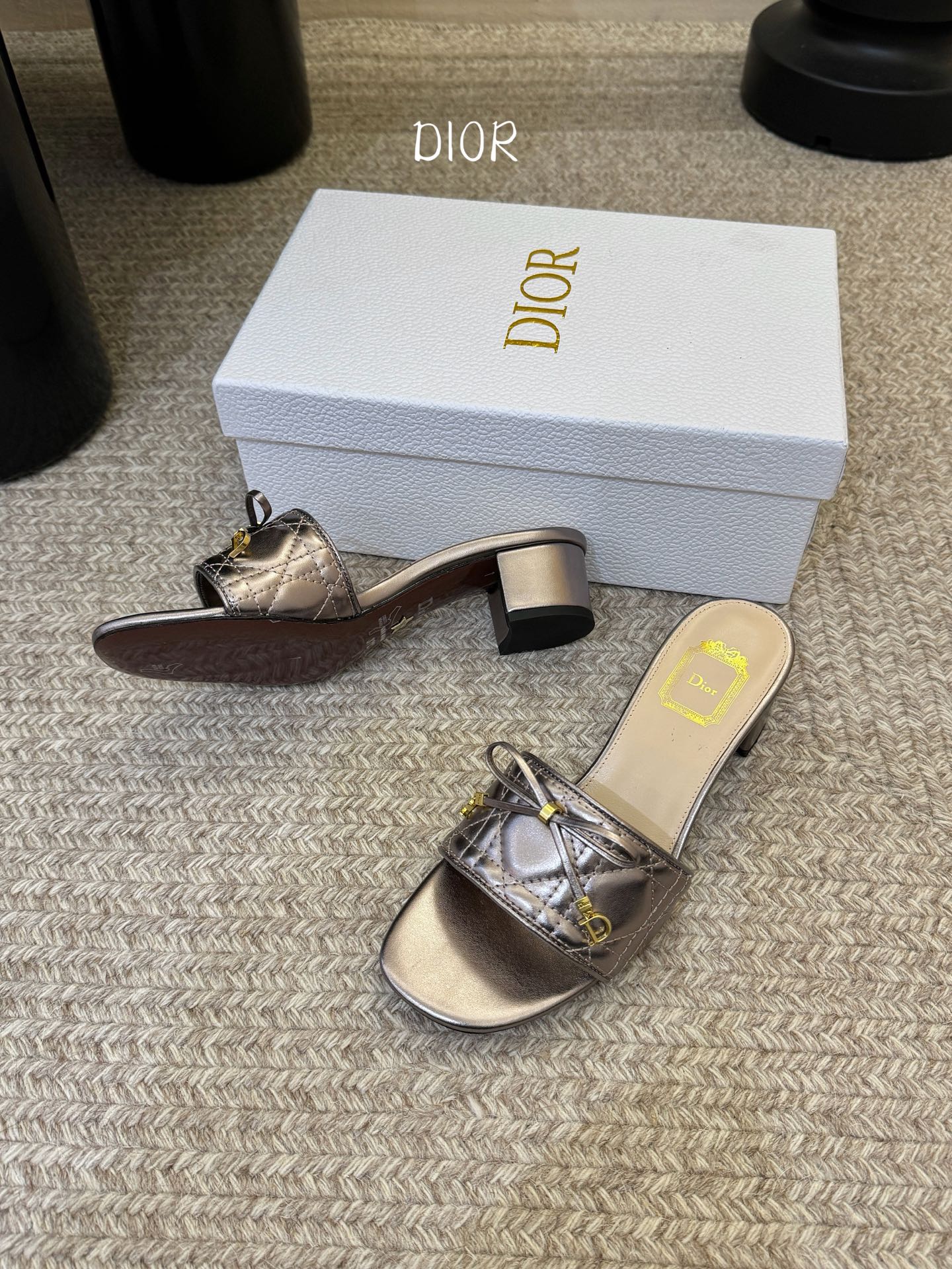 粗跟Dior 迪奥·Cannage 藤格纹电绣CD蝴蝶结穆勒凉拖鞋精选细腻羊皮革打造绗缝鞋面，标志性菱格