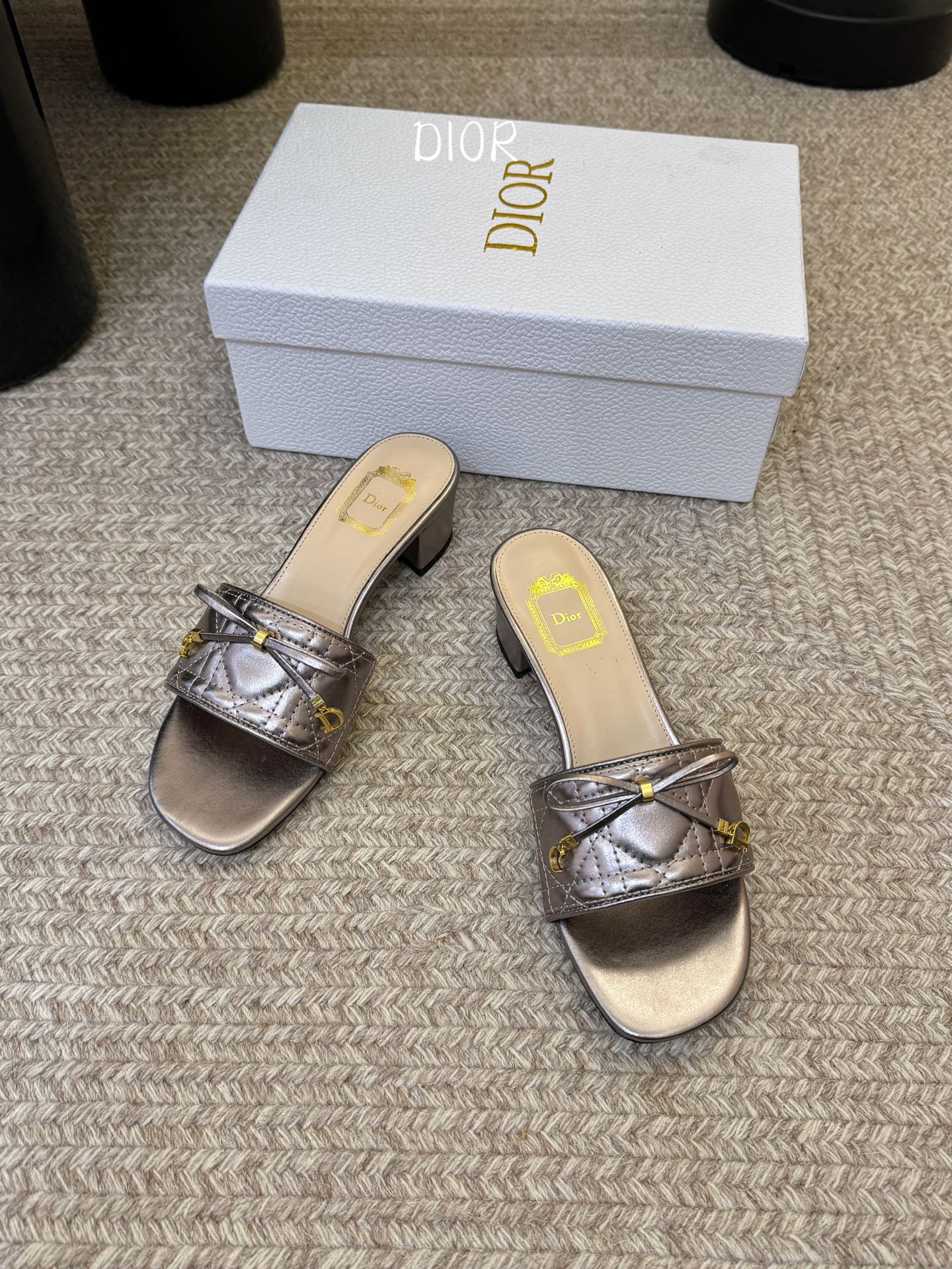 粗跟Dior 迪奥·Cannage 藤格纹电绣CD蝴蝶结穆勒凉拖鞋精选细腻羊皮革打造绗缝鞋面，标志性菱格