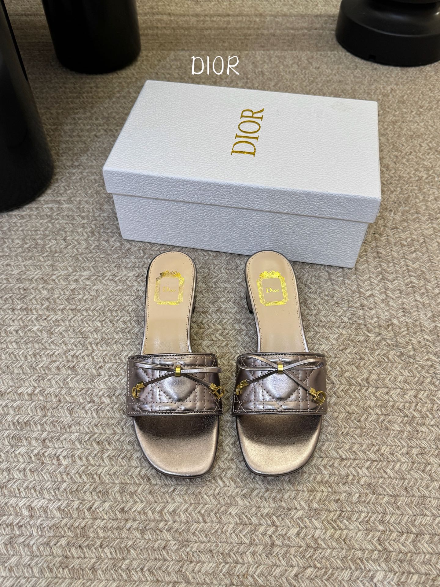 粗跟Dior 迪奥·Cannage 藤格纹电绣CD蝴蝶结穆勒凉拖鞋精选细腻羊皮革打造绗缝鞋面，标志性菱格