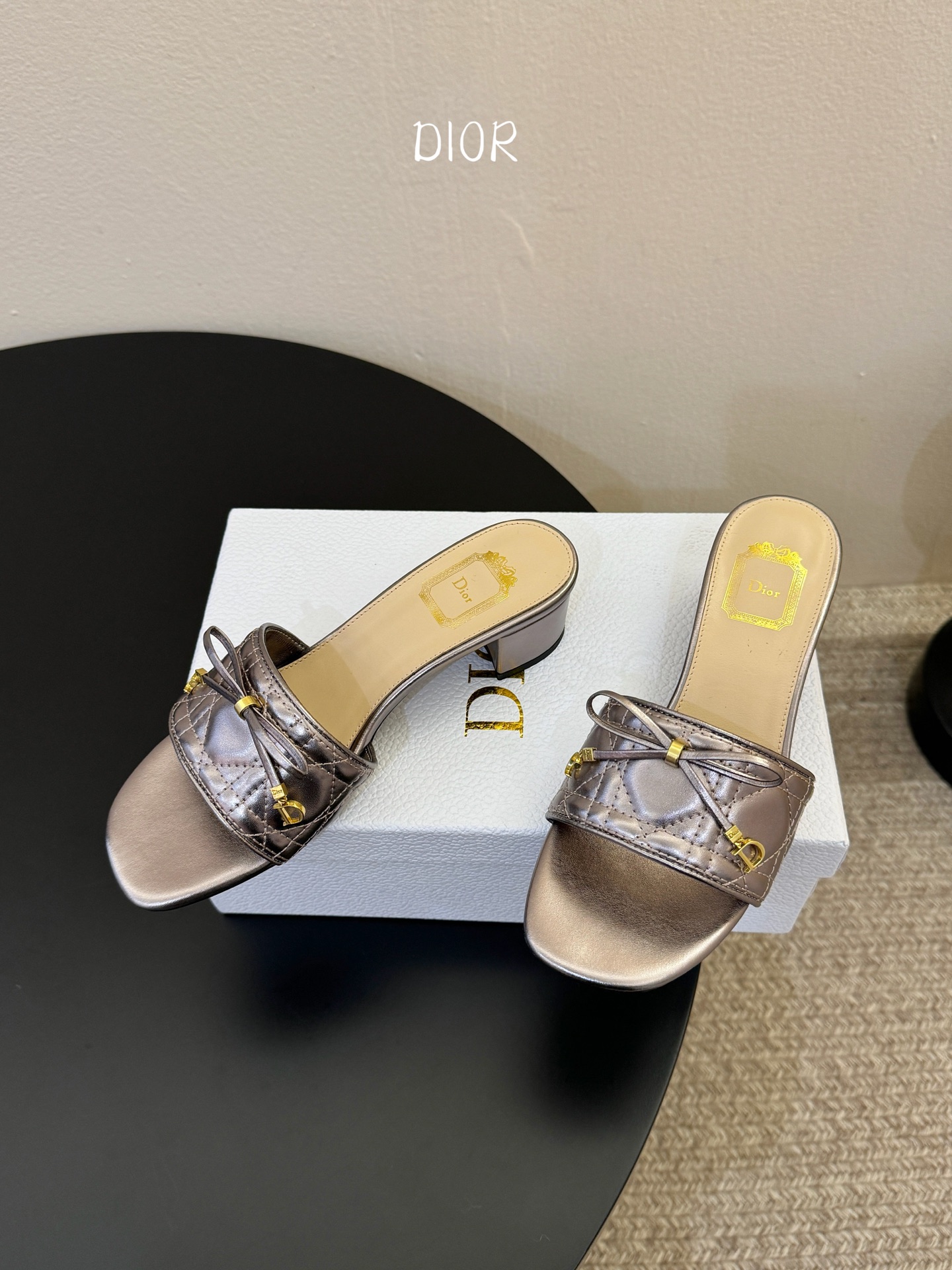 粗跟Dior 迪奥·Cannage 藤格纹电绣CD蝴蝶结穆勒凉拖鞋精选细腻羊皮革打造绗缝鞋面，标志性菱格