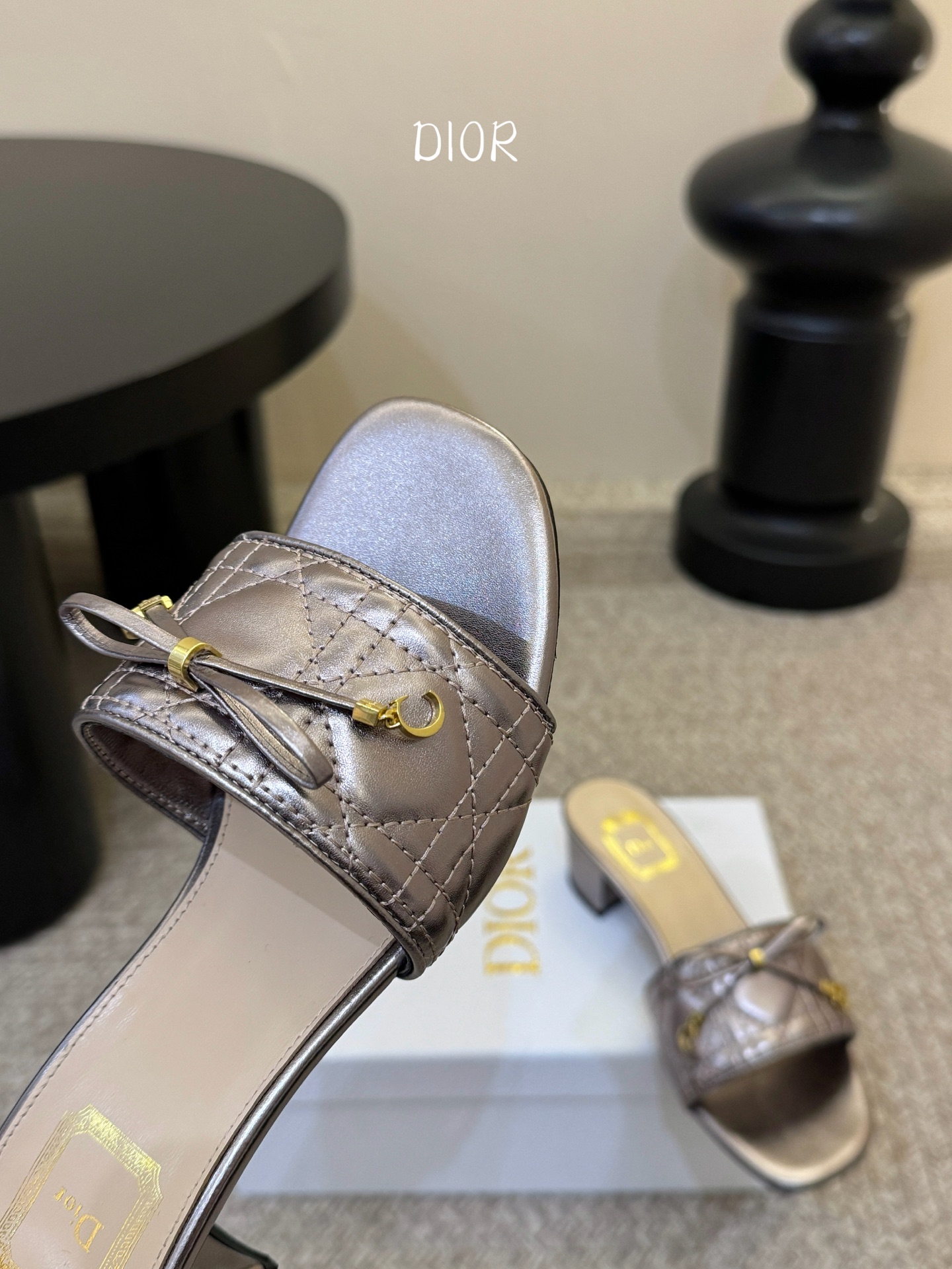 粗跟Dior 迪奥·Cannage 藤格纹电绣CD蝴蝶结穆勒凉拖鞋精选细腻羊皮革打造绗缝鞋面，标志性菱格