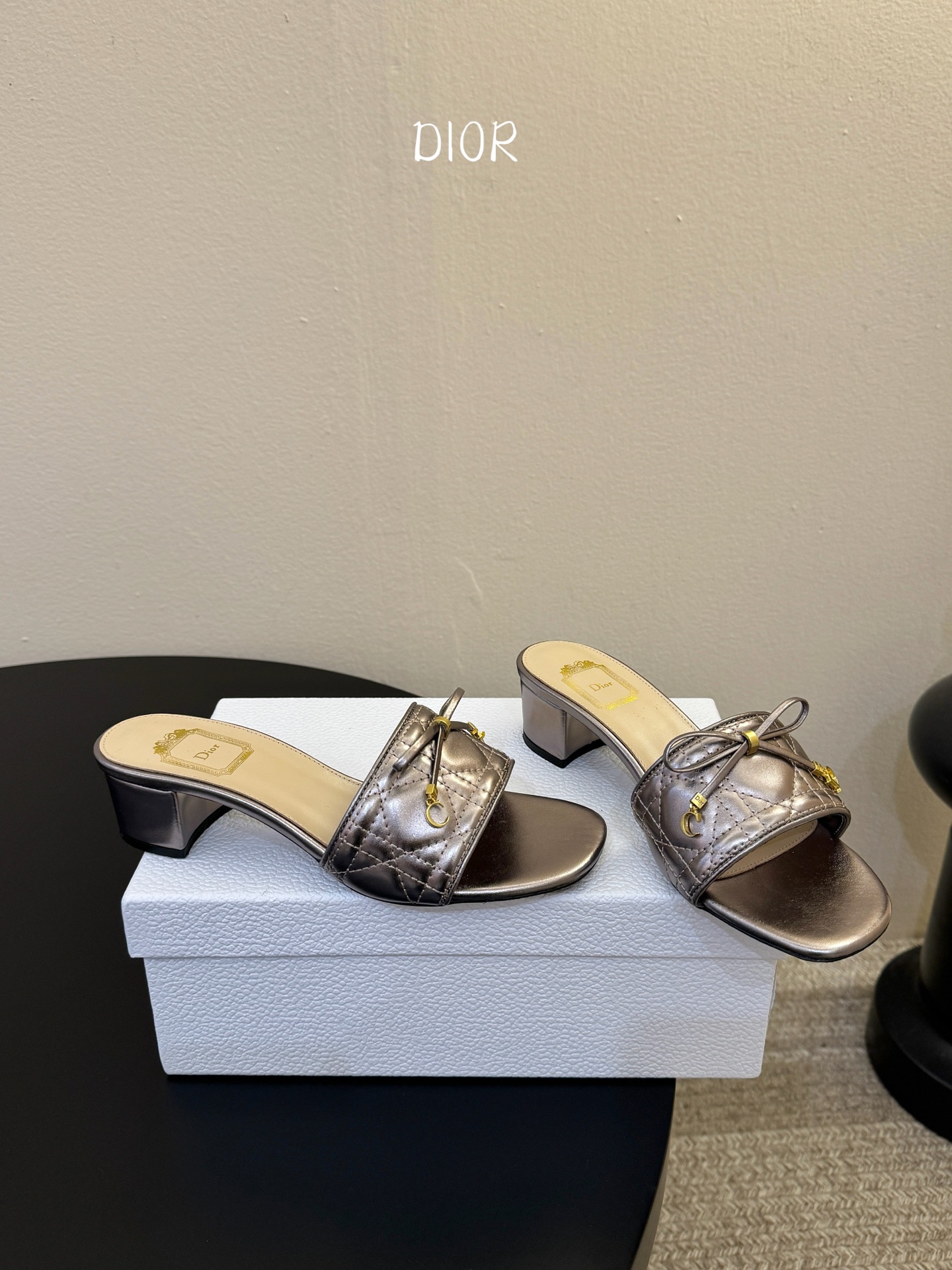 粗跟Dior 迪奥·Cannage 藤格纹电绣CD蝴蝶结穆勒凉拖鞋精选细腻羊皮革打造绗缝鞋面，标志性菱格