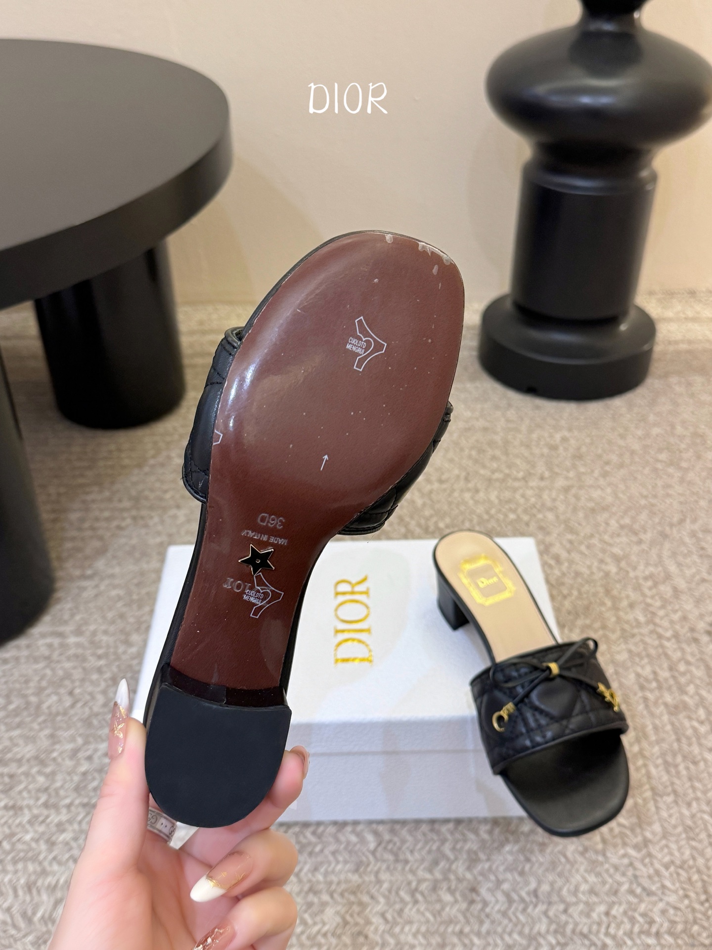 粗跟Dior 迪奥·Cannage 藤格纹电绣CD蝴蝶结穆勒凉拖鞋精选细腻羊皮革打造绗缝鞋面，标志性菱格