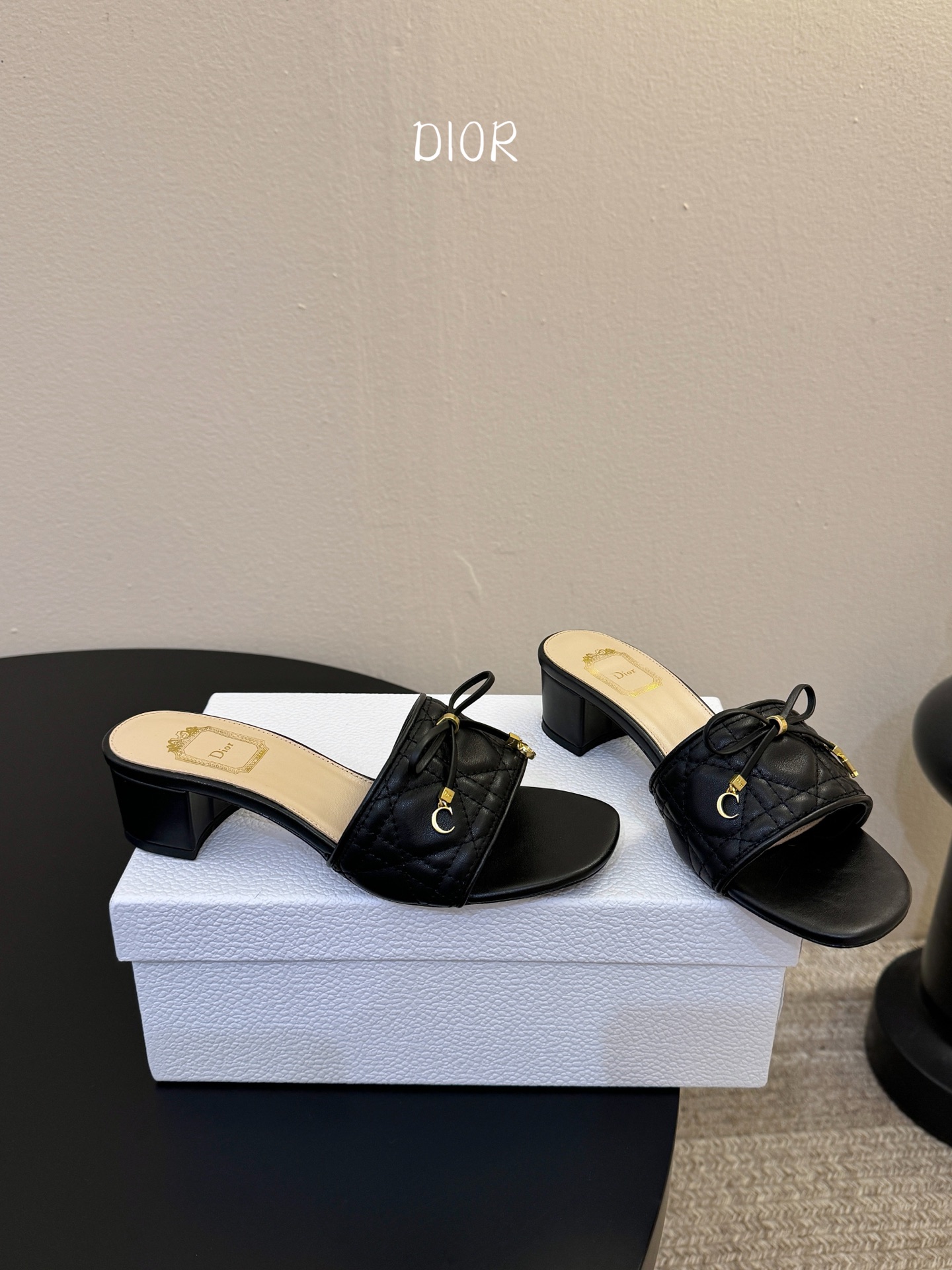 粗跟Dior 迪奥·Cannage 藤格纹电绣CD蝴蝶结穆勒凉拖鞋精选细腻羊皮革打造绗缝鞋面，标志性菱格