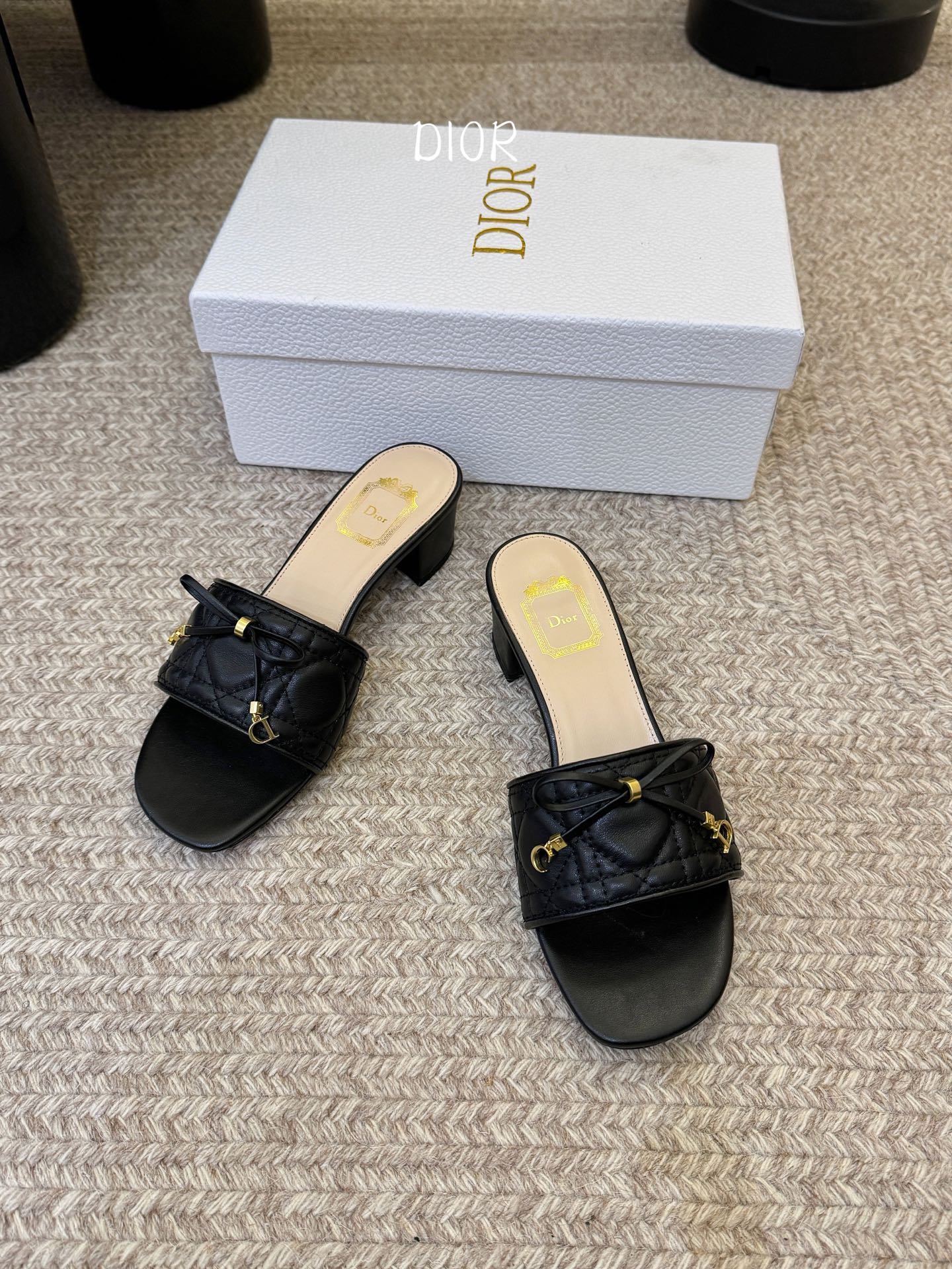 粗跟Dior 迪奥·Cannage 藤格纹电绣CD蝴蝶结穆勒凉拖鞋精选细腻羊皮革打造绗缝鞋面，标志性菱格