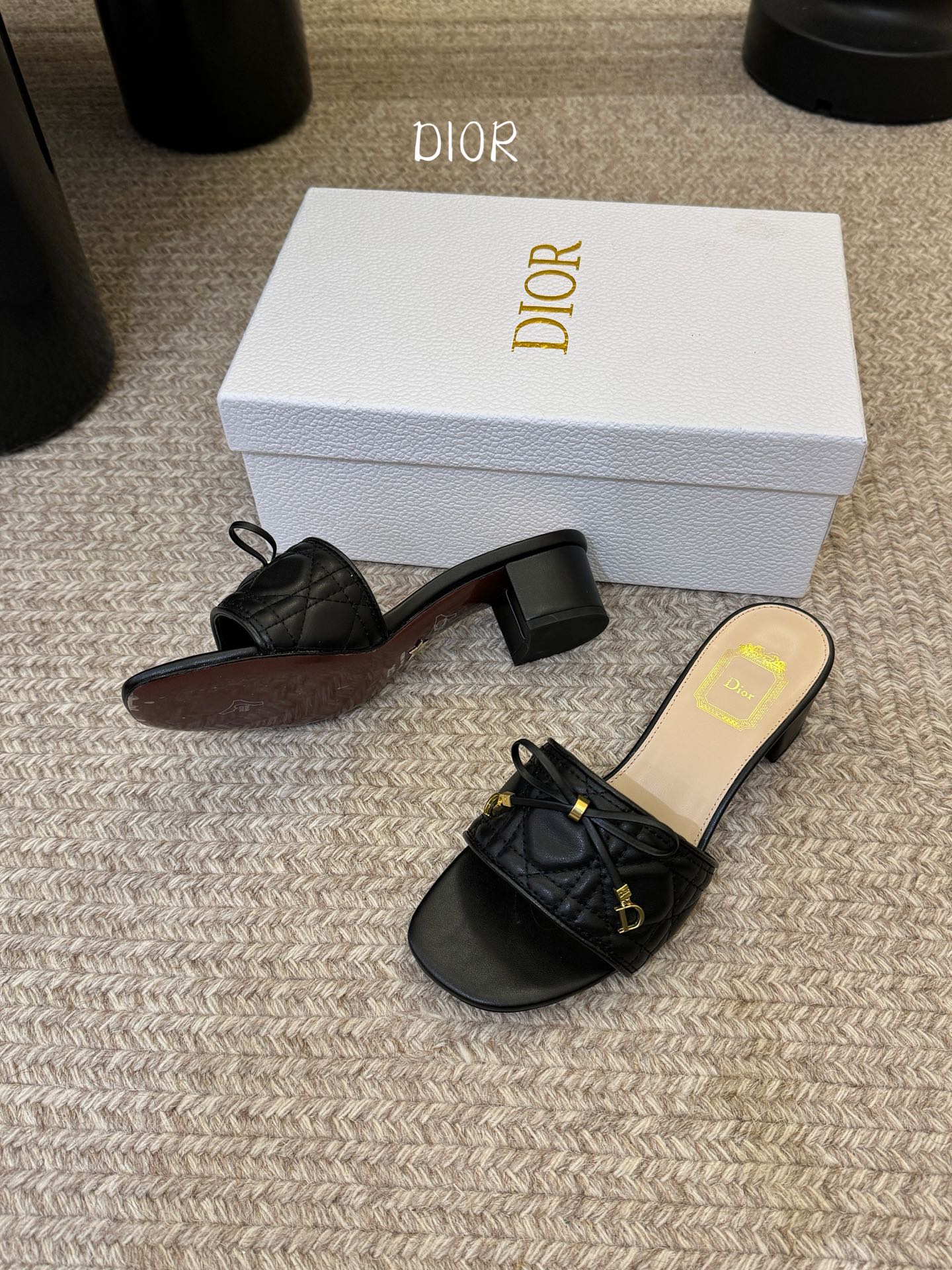 粗跟Dior 迪奥·Cannage 藤格纹电绣CD蝴蝶结穆勒凉拖鞋精选细腻羊皮革打造绗缝鞋面，标志性菱格