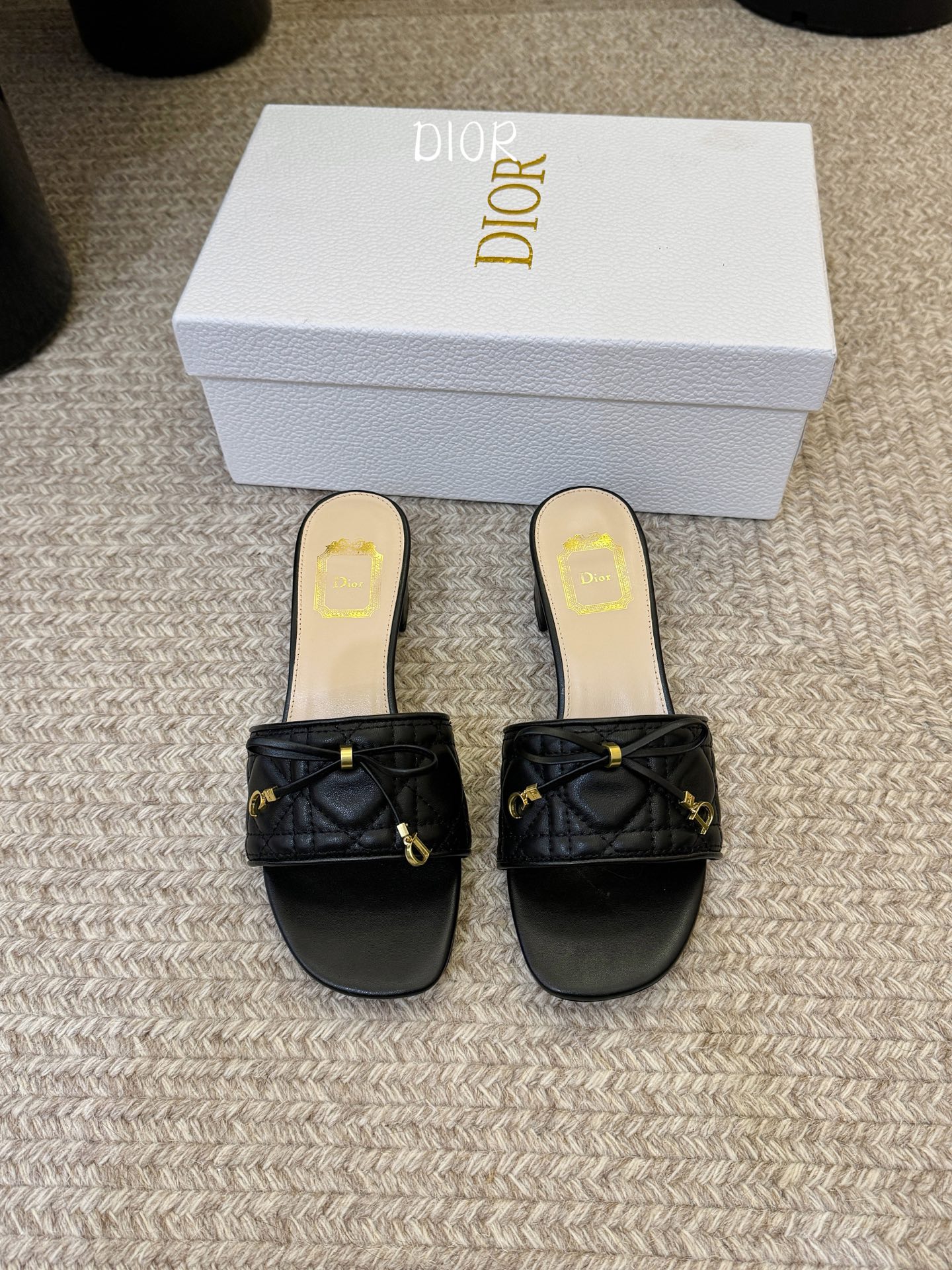 粗跟Dior 迪奥·Cannage 藤格纹电绣CD蝴蝶结穆勒凉拖鞋精选细腻羊皮革打造绗缝鞋面，标志性菱格