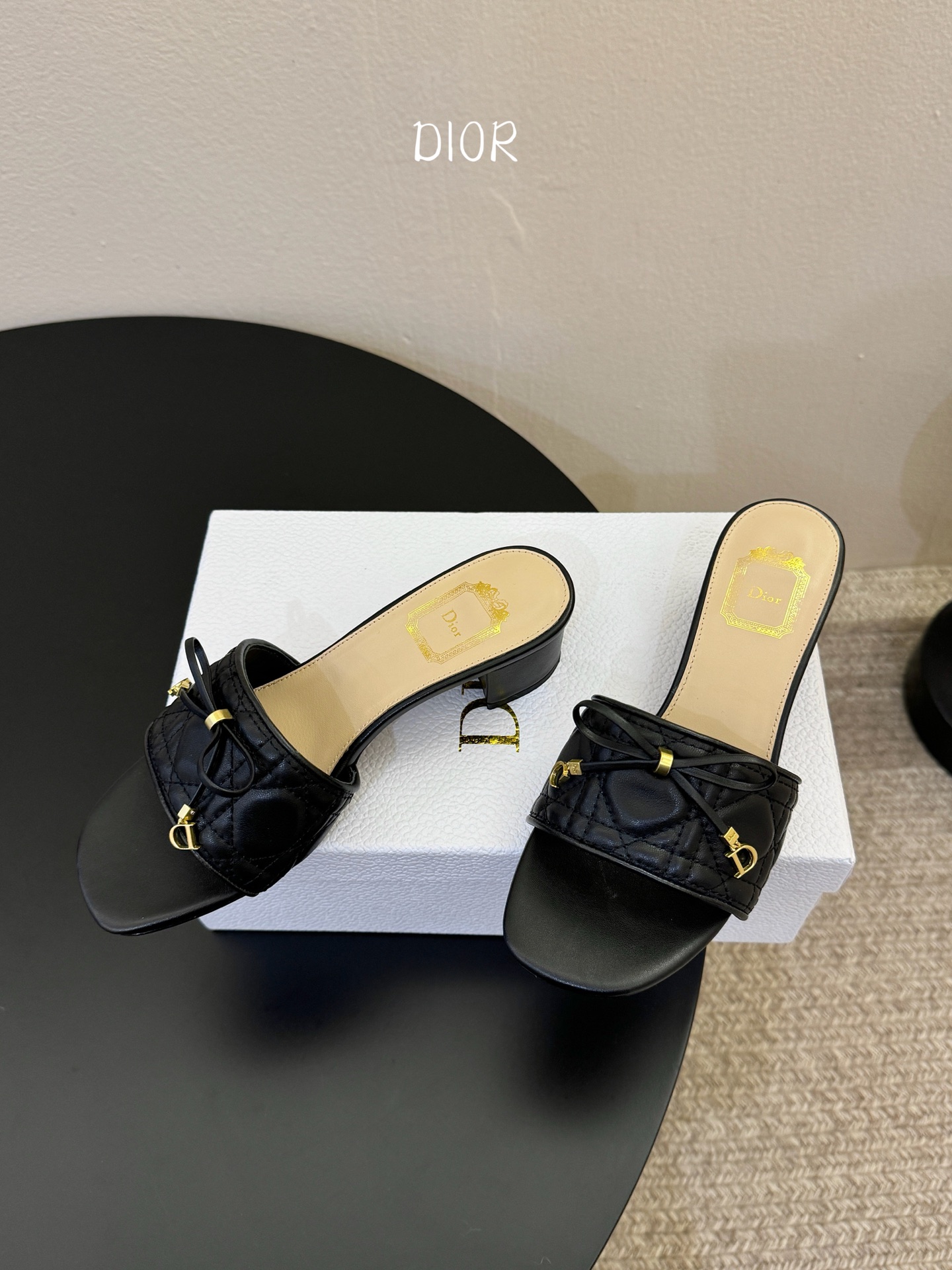 粗跟Dior 迪奥·Cannage 藤格纹电绣CD蝴蝶结穆勒凉拖鞋精选细腻羊皮革打造绗缝鞋面，标志性菱格