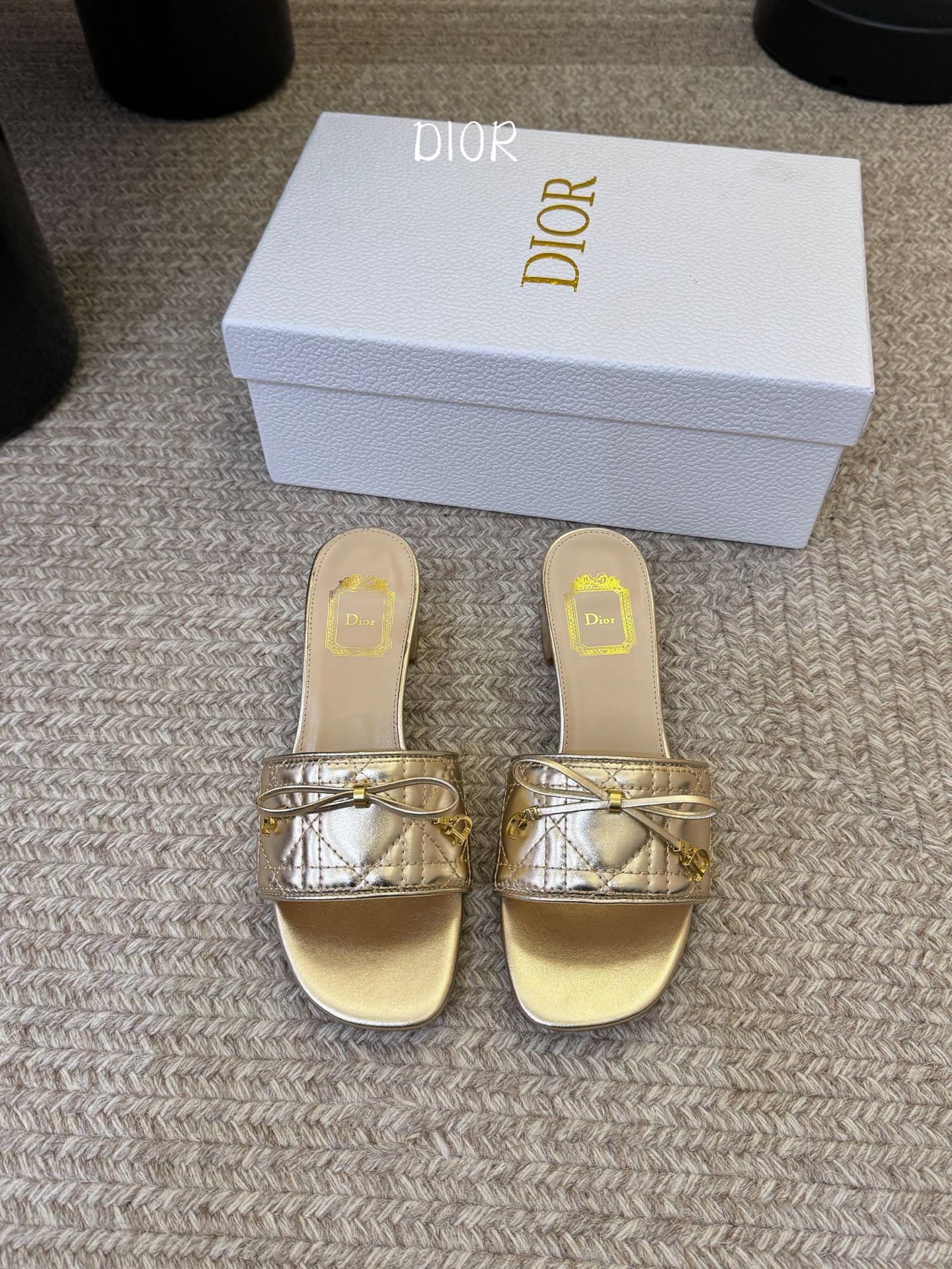 粗跟Dior 迪奥·Cannage 藤格纹电绣CD蝴蝶结穆勒凉拖鞋精选细腻羊皮革打造绗缝鞋面，标志性菱格