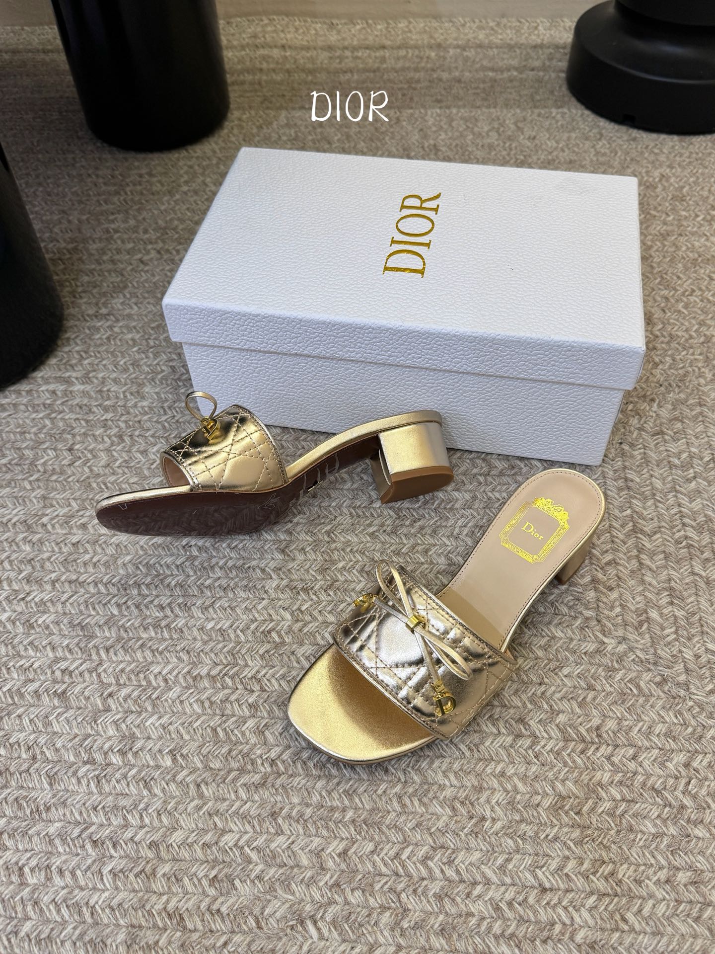 粗跟Dior 迪奥·Cannage 藤格纹电绣CD蝴蝶结穆勒凉拖鞋精选细腻羊皮革打造绗缝鞋面，标志性菱格